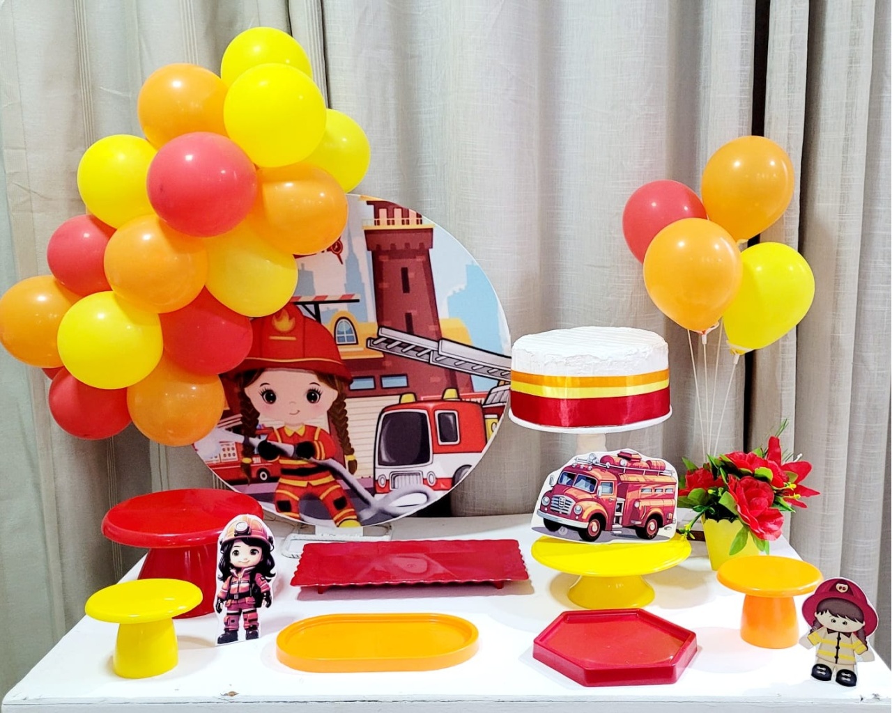 Kit Mesa Com Bombeira  - É Só Um Bolinho Locações 