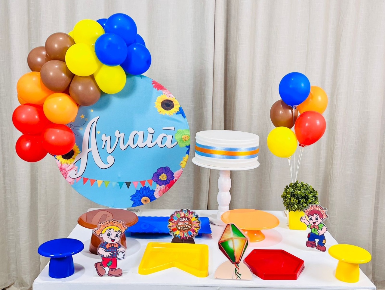 Kit Mesa Com Balão -  Festa Junina 4 - É Só Um Bolinho Locações 