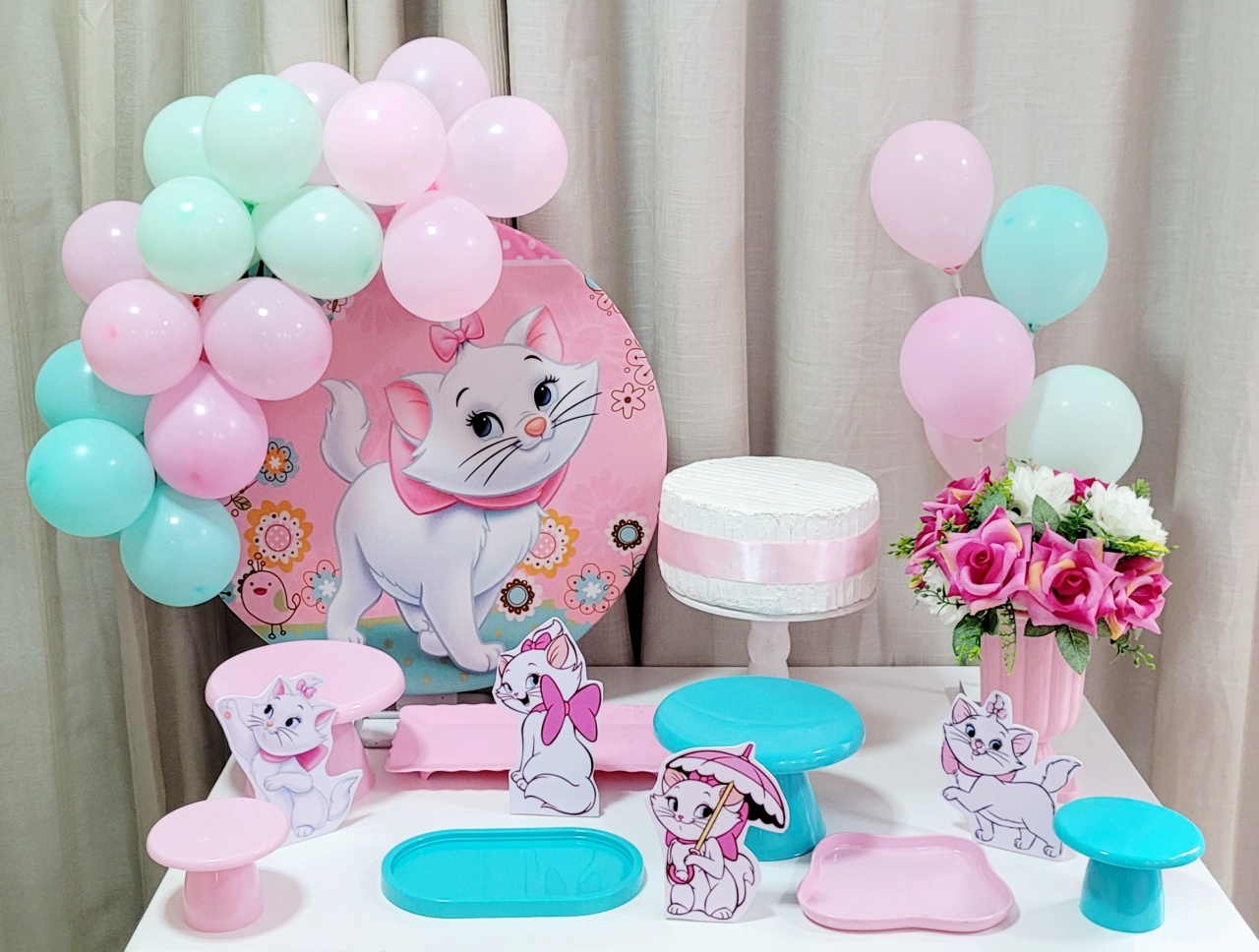 Kit Mesa Com Balão -  Gatinha Marie - É Só Um Bolinho Locações 