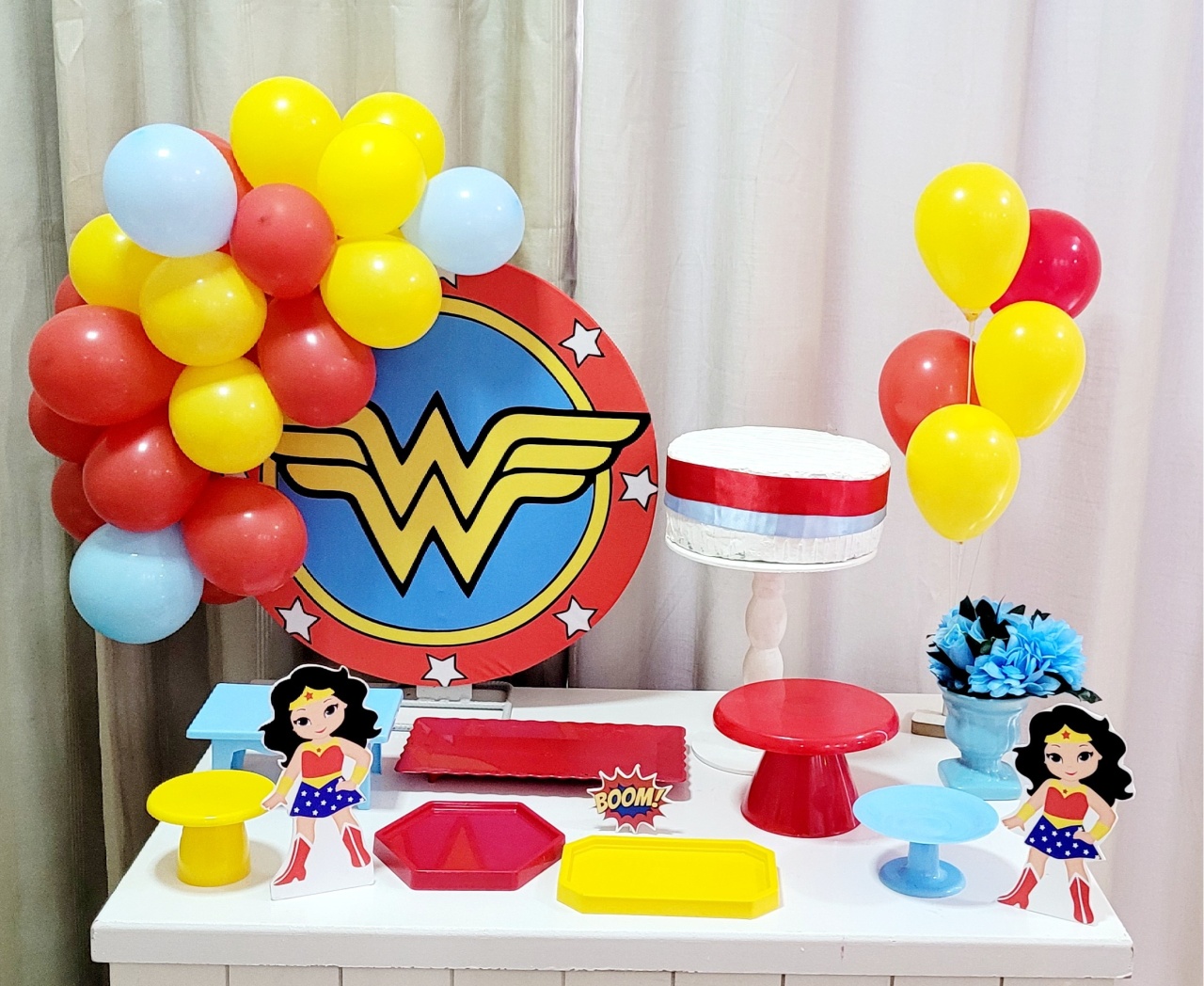 Kit Mesa Com Balão -  Mulher Maravilha 3 - É Só Um Bolinho Locações 
