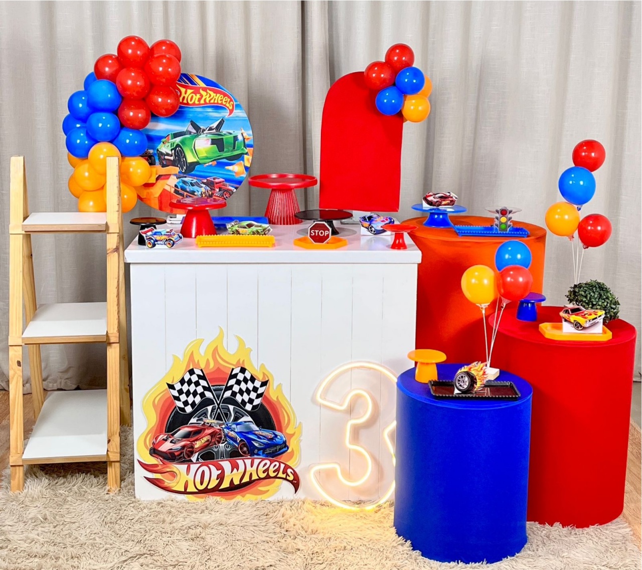 Kit Mini Festa Premium Com Led -Hotwheels - É Só Um Bolinho Locações 