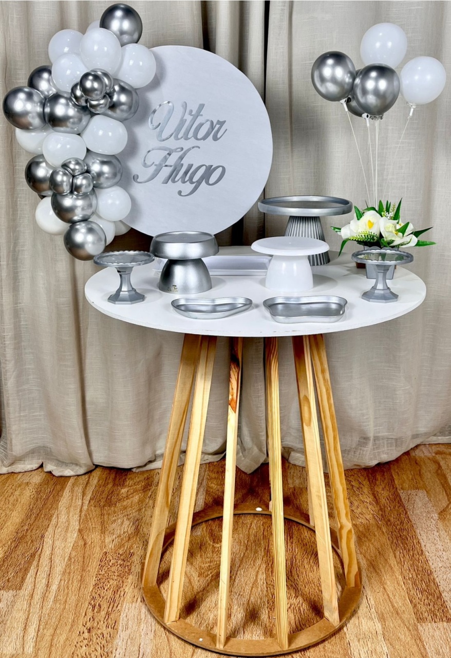 Kit Composto Com Balão- Branco E Prata + Personalizado + Balões Metalizados - É Só Um Bolinho Locações 