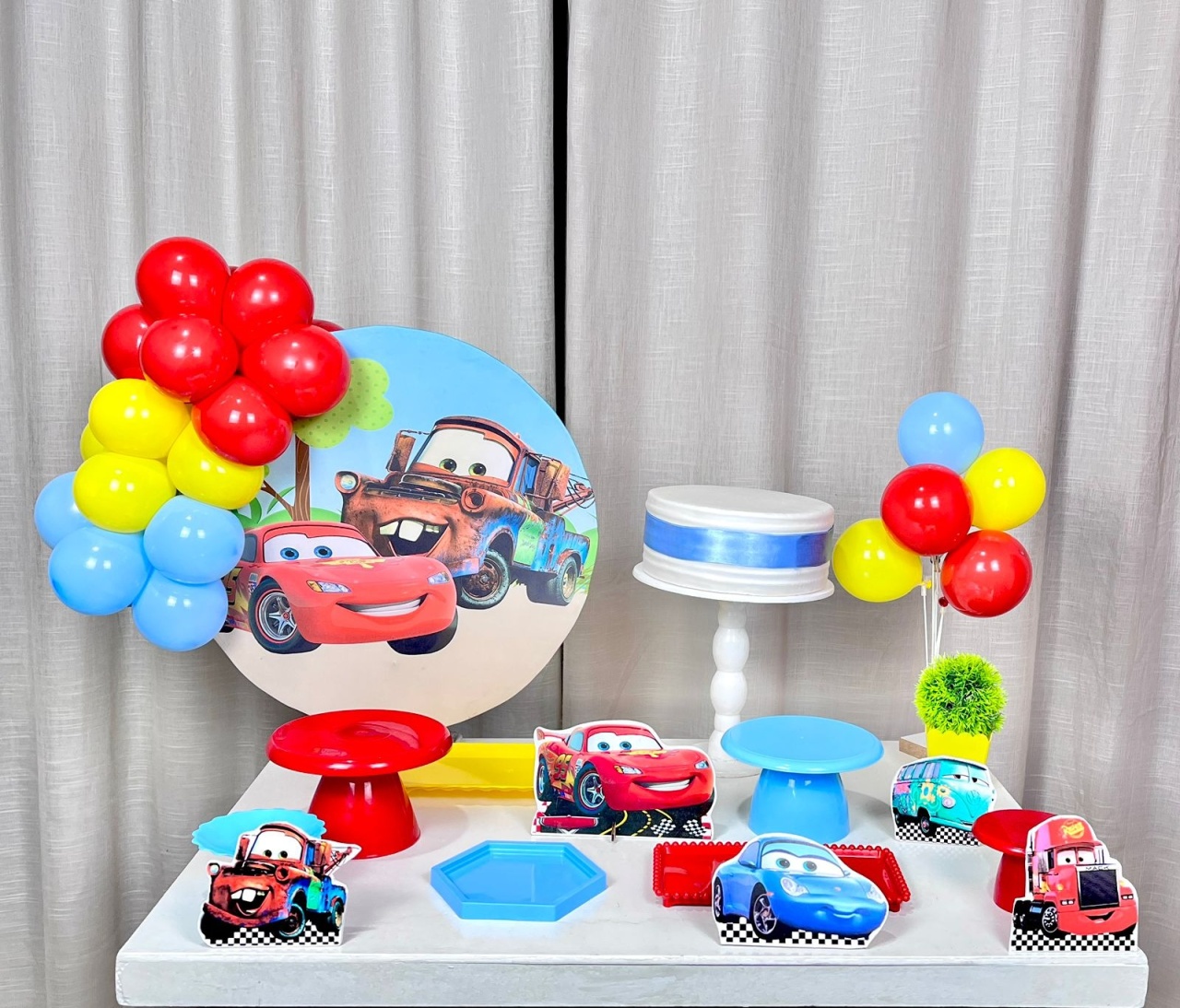 Kit Mesa Com Carros  - É Só Um Bolinho Locações 