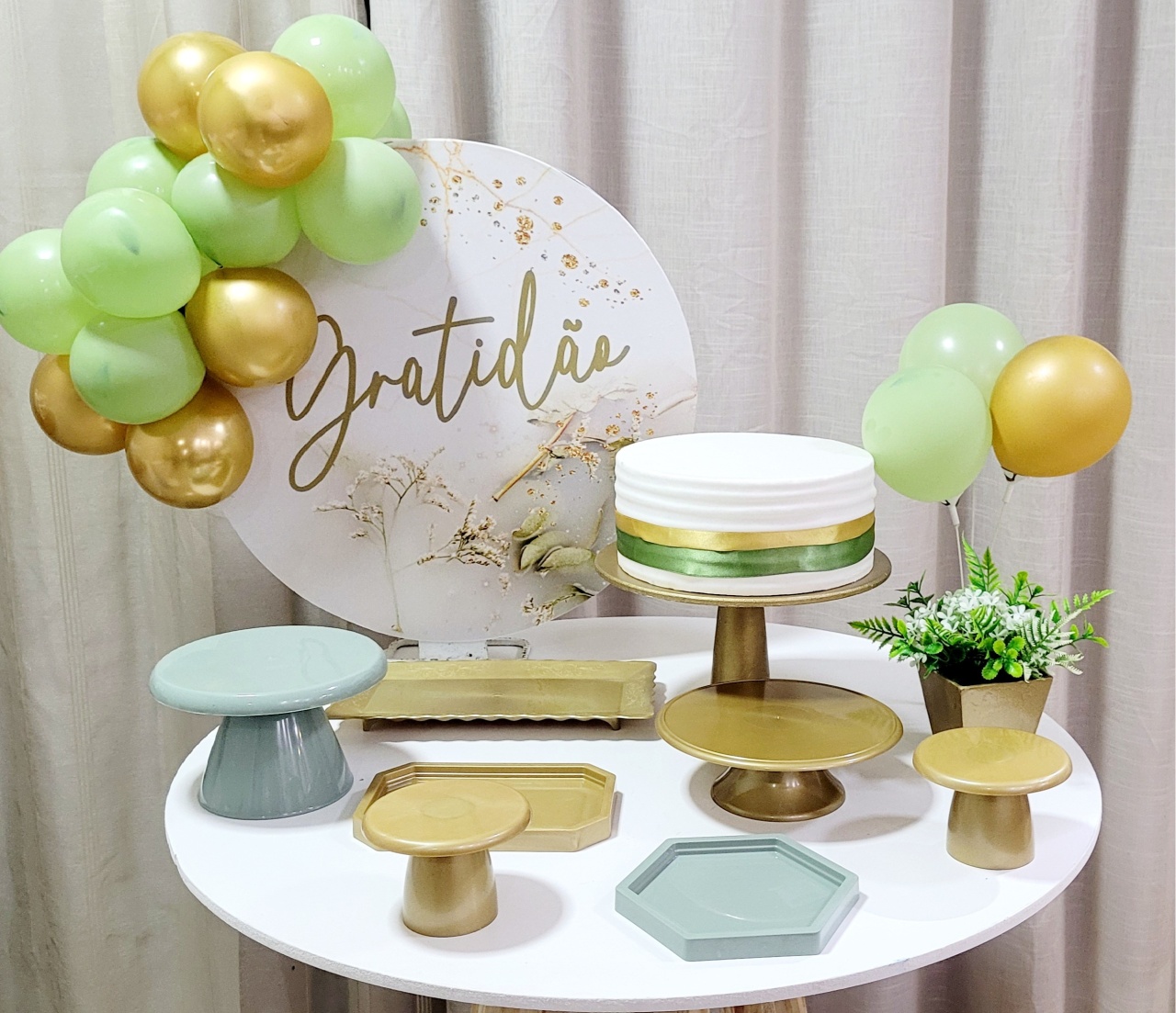 Kit Mesa Com Balão -  Gratidão 1- 1/2 - É Só Um Bolinho Locações 