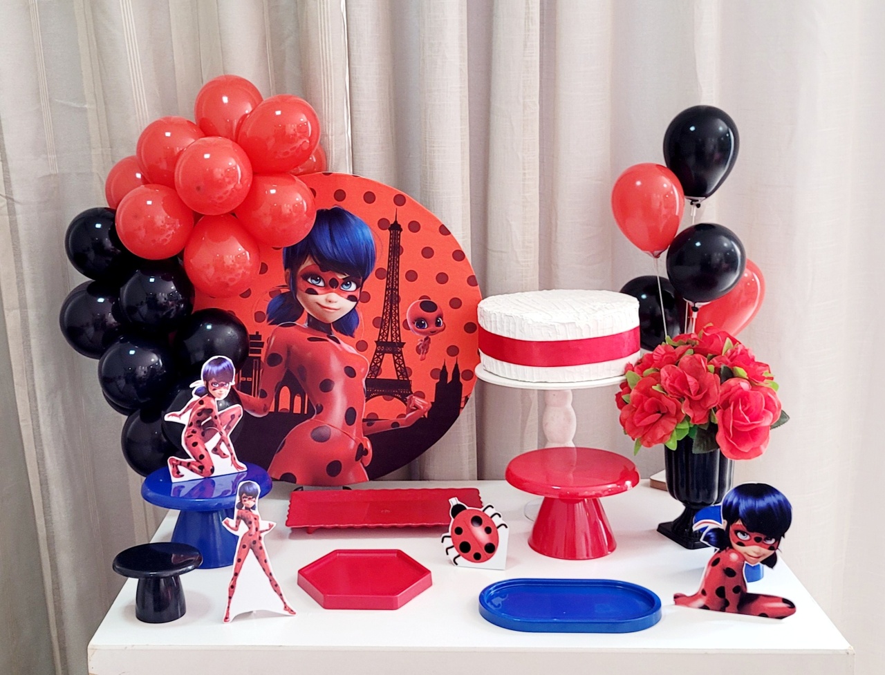 Kit Mesa Com Balão -  Ladybug - É Só Um Bolinho Locações 