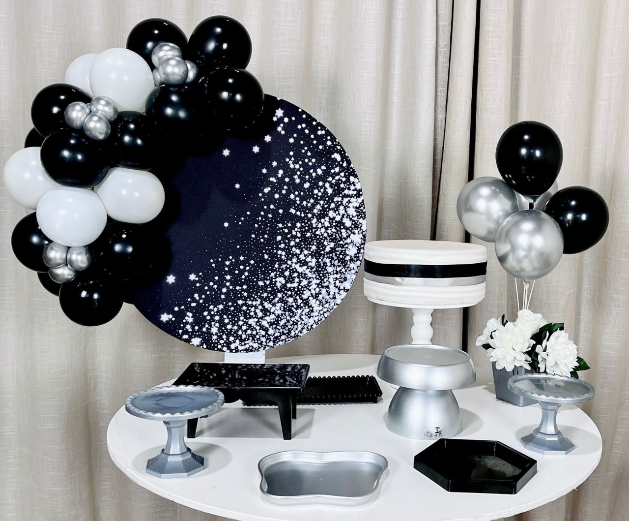Kit Mesa Com Balão -  Degrade  - É Só Um Bolinho Locações 