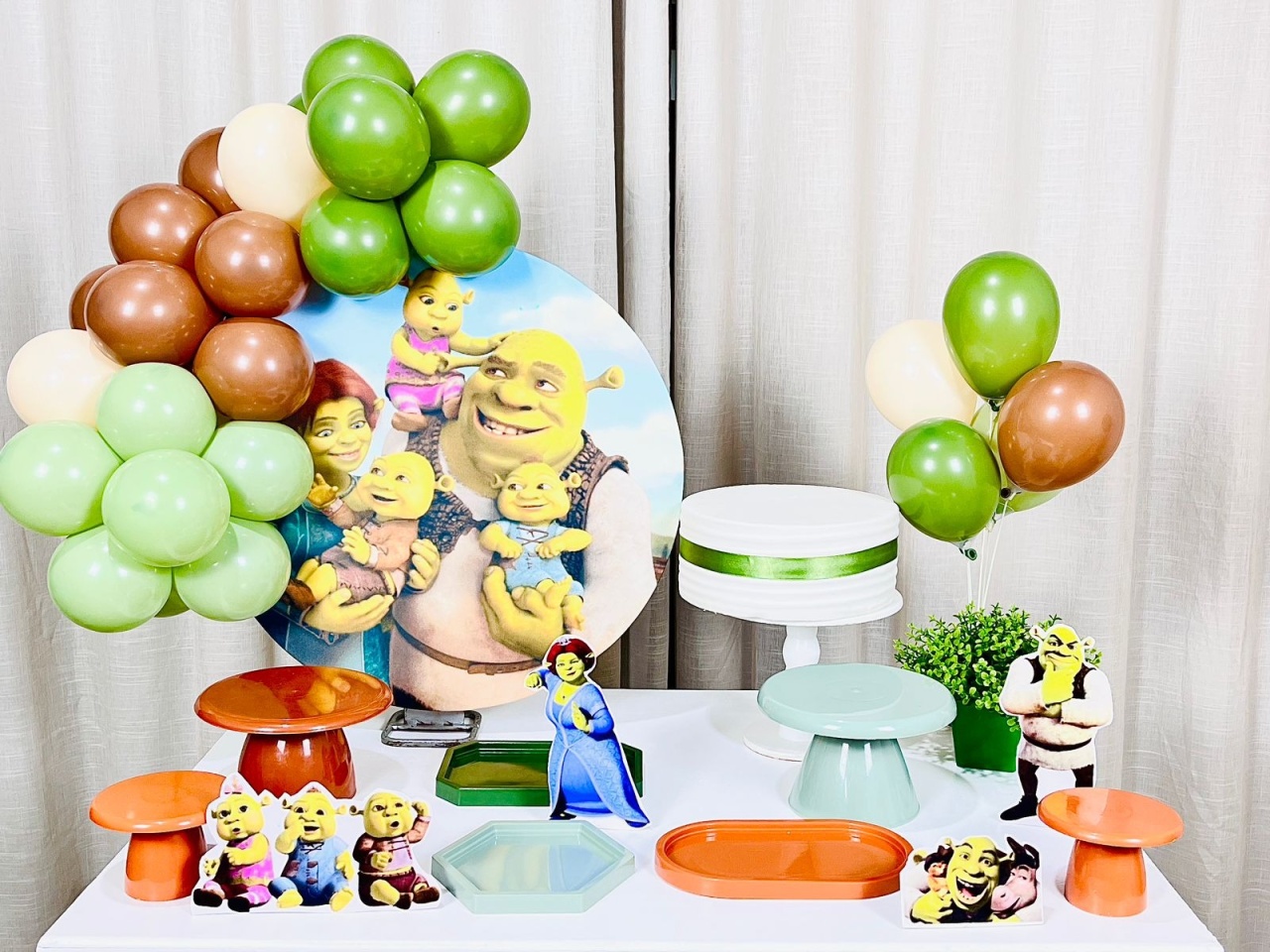 Kit Mesa Com Balão -  Sherek - É Só Um Bolinho Locações 