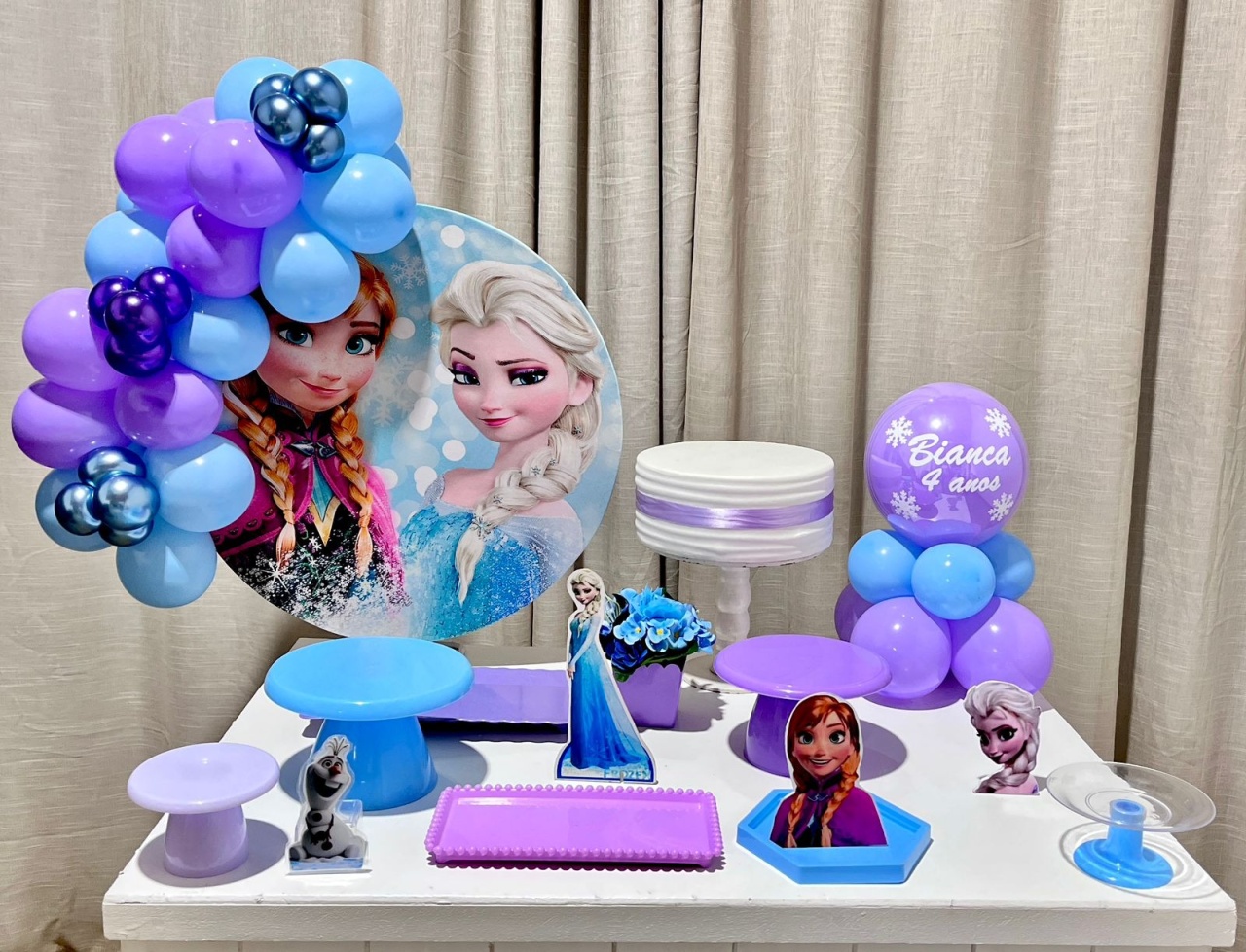 Kit Mesa Box de Balão - Frozen E Ana  - É Só Um Bolinho Locações 