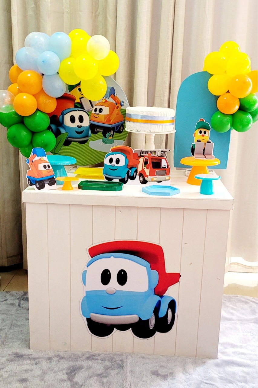 Kit Mini Festa Basic Com Balão - Leo Caminhão  - É Só Um Bolinho Locações 