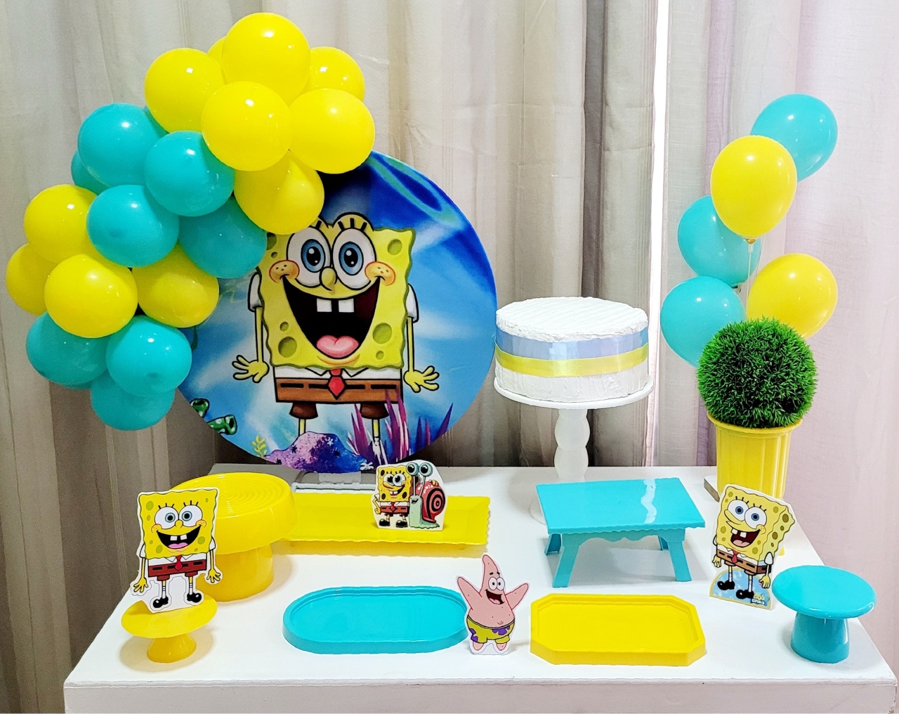 Kit Mesa Com Balão Bob Esponja  - É Só Um Bolinho Locações 
