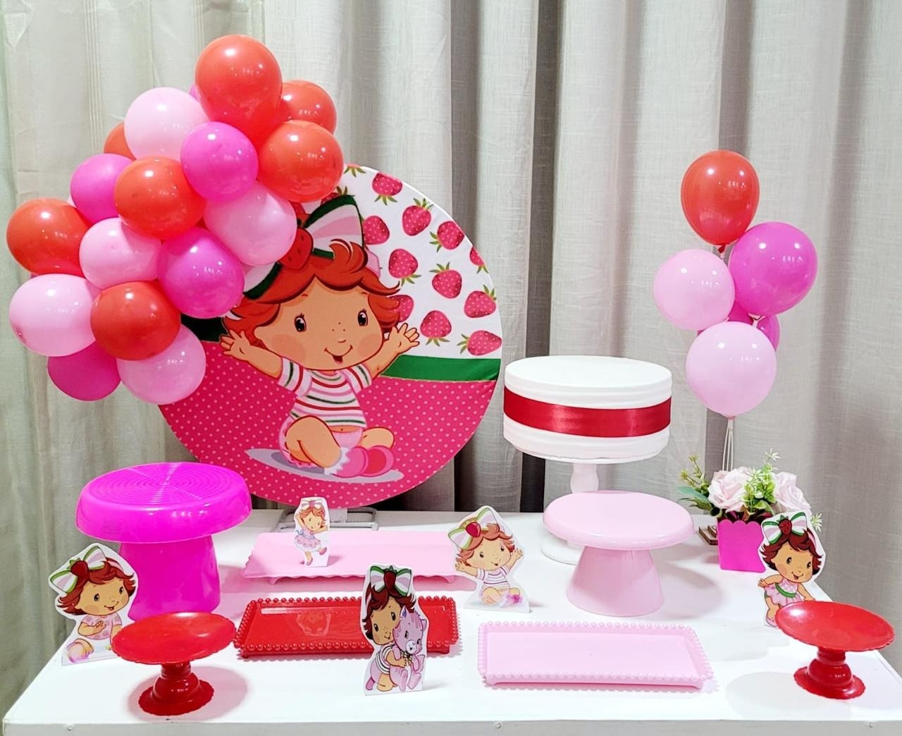 Kit Mesa Com Balão -  Moranguinho Baby  - É Só Um Bolinho Locações 