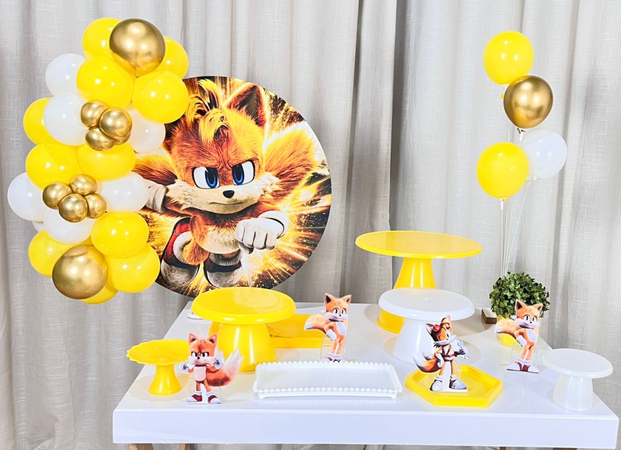 Kit Mesa Com Balão -Tails + Balões Metalizados. - É Só Um Bolinho Locações 