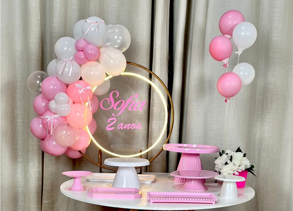 Kit Mesa Com Balão - Arco Vazado Com Led Personalizado - É Só Um Bolinho Locações 