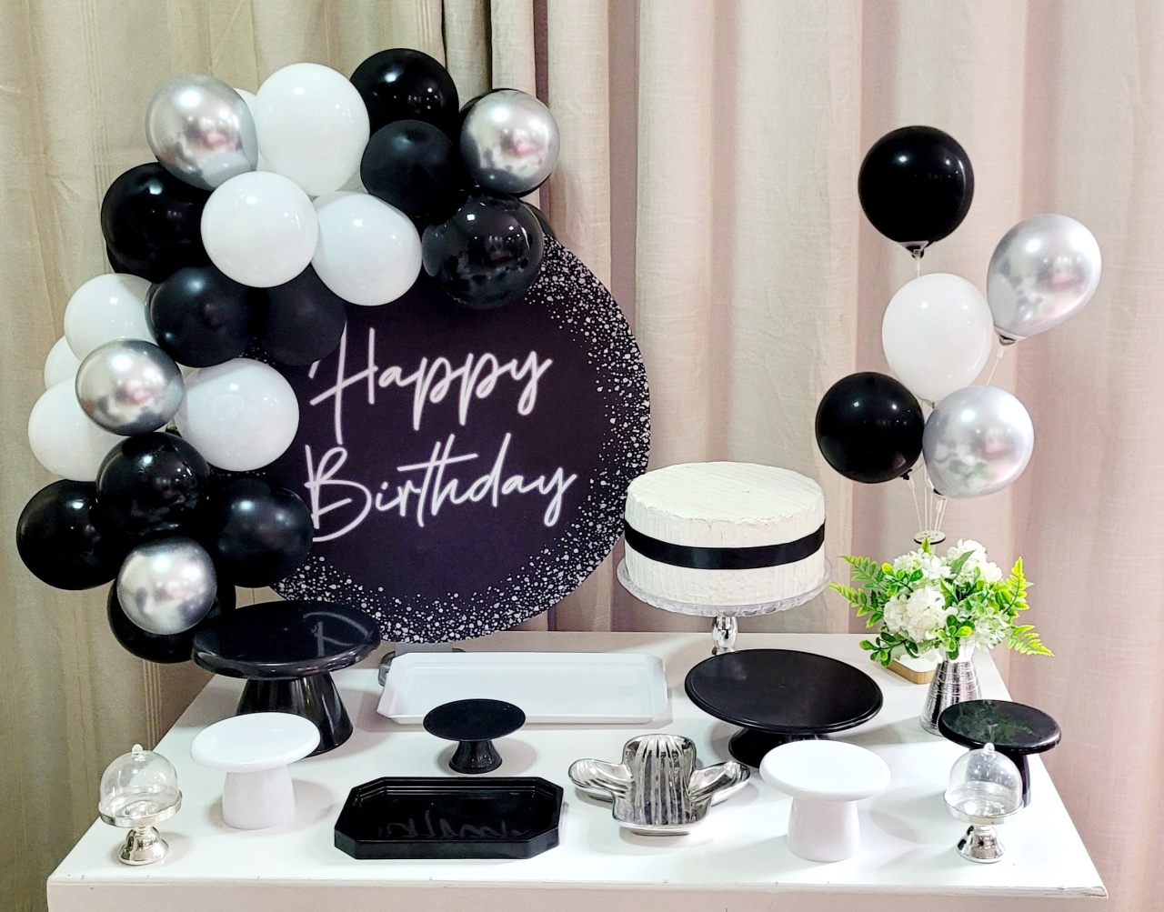 Kit Mesa Com Balão - Happy Birthday 2 - É Só Um Bolinho Locações 