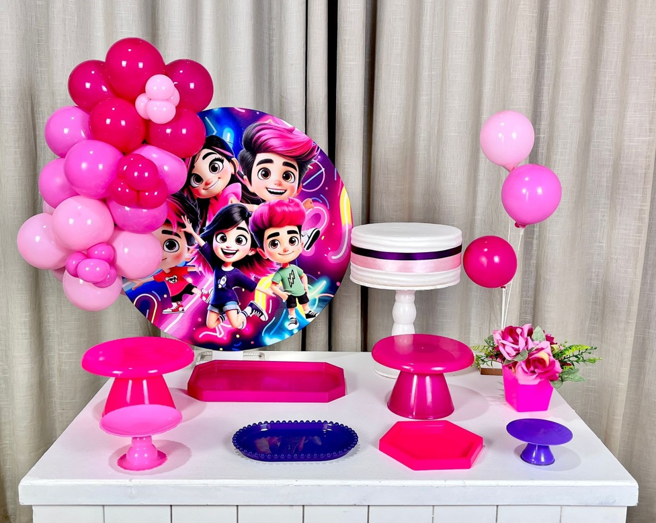 Kit Mesa Com Balão - Emilly Vick Ia  - É Só Um Bolinho Locações 