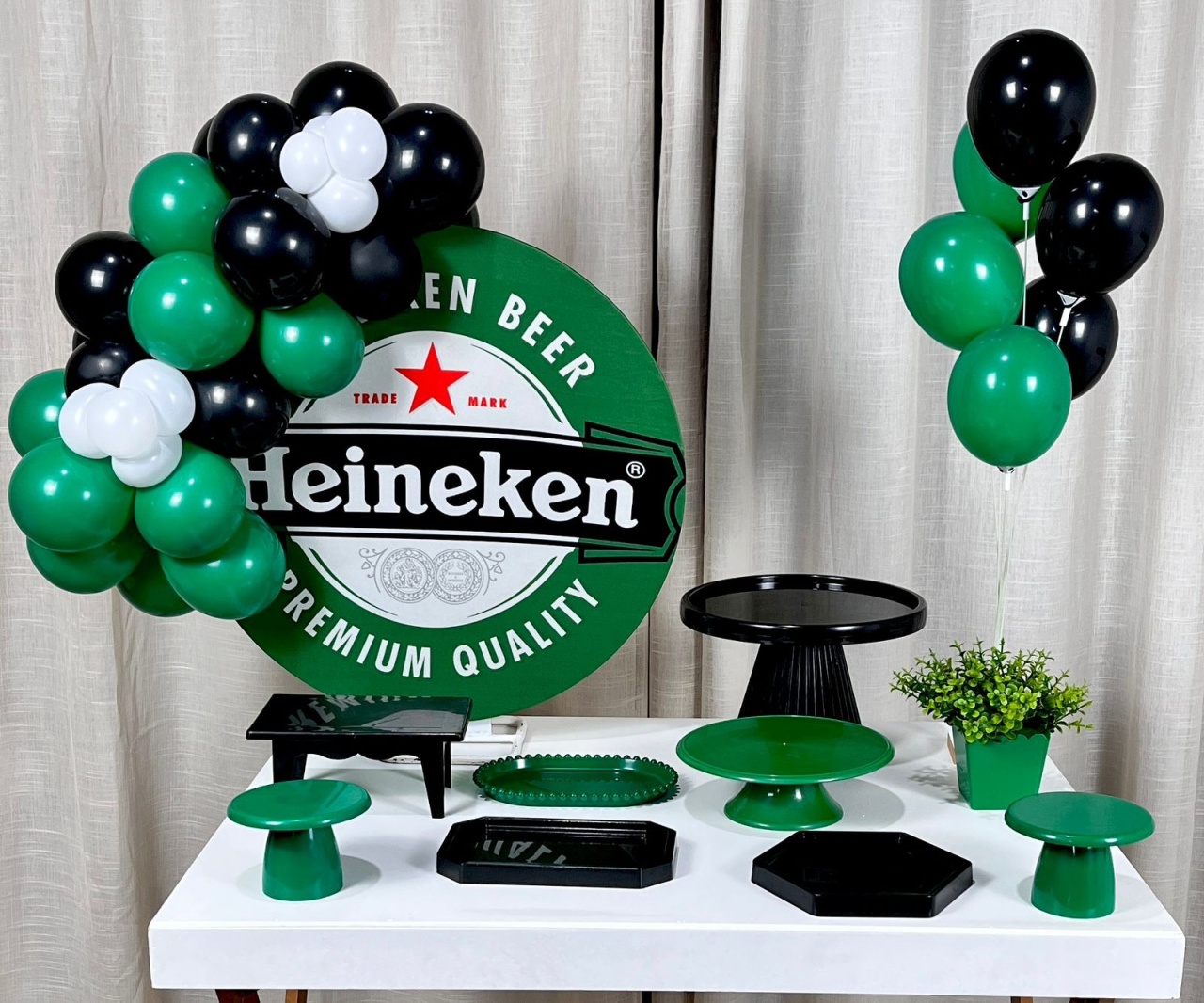 Kit Mesa Com Balão - Heineken - É Só Um Bolinho Locações 