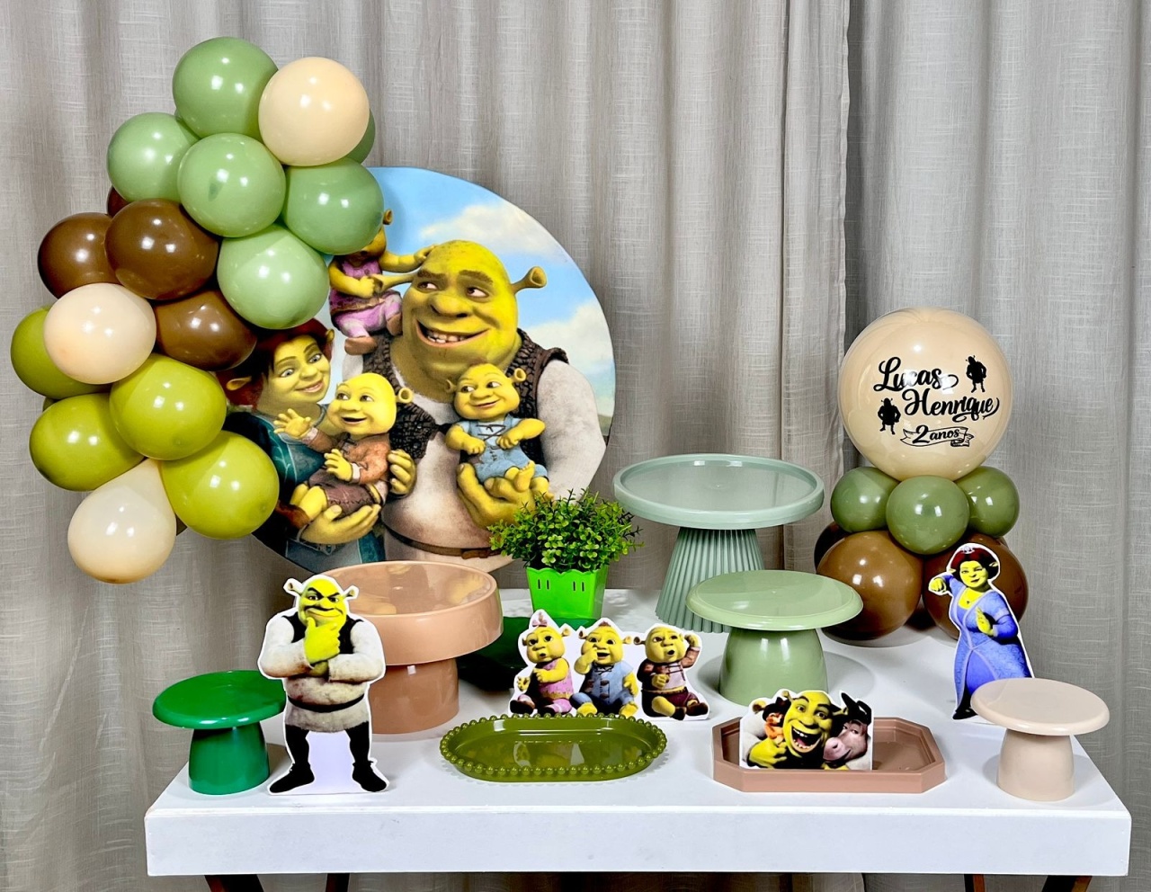 Kit Mesa Box de Balão - Sherek  - É Só Um Bolinho Locações 