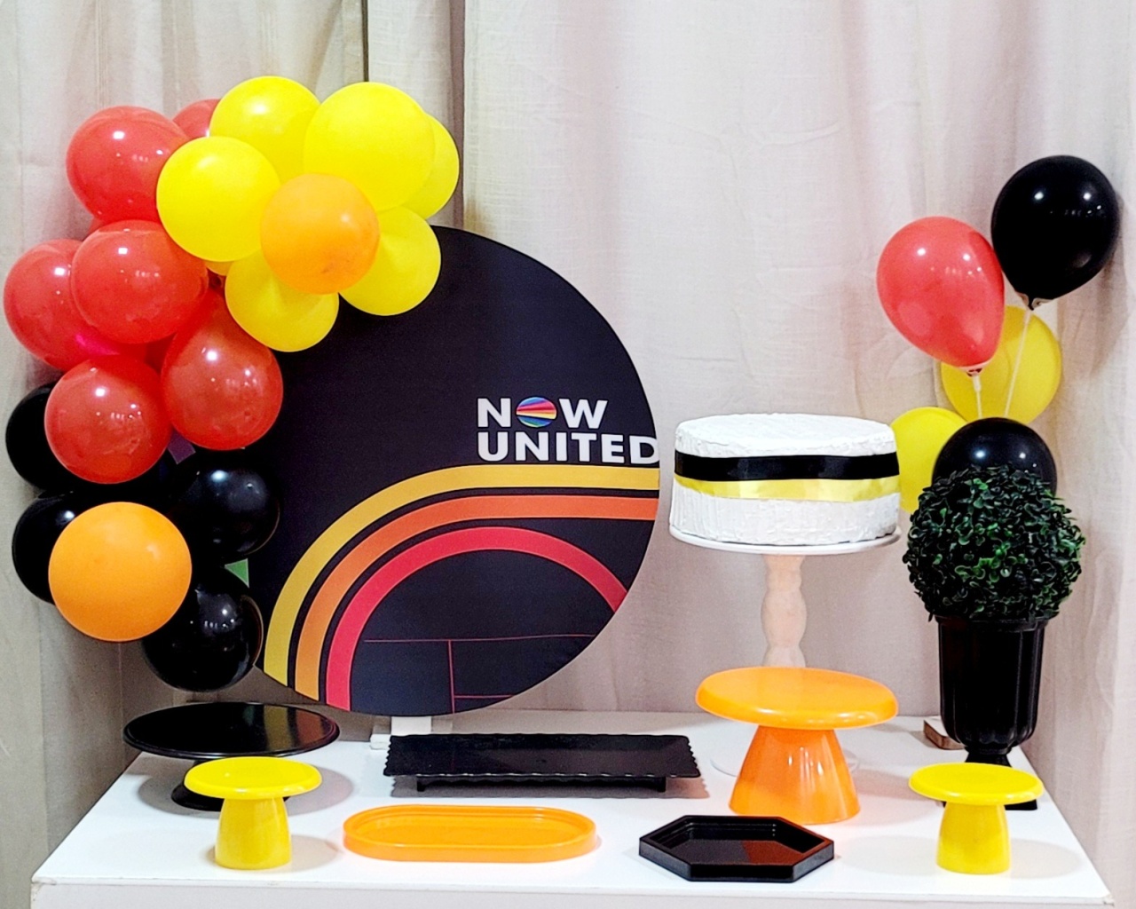 Kit Mesa Com Balão -  Now United 2 - É Só Um Bolinho Locações 