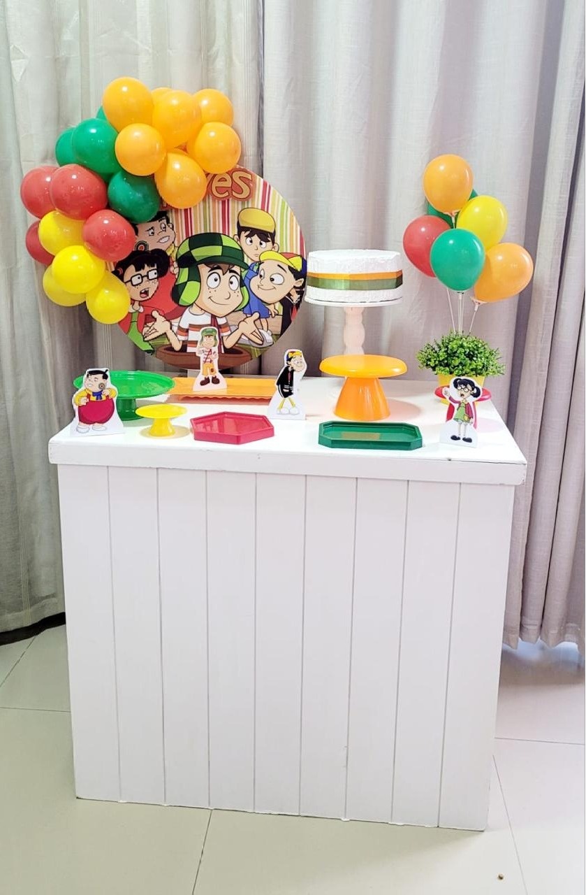 Kit Composto Com Balão - Chaves  - É Só Um Bolinho Locações 
