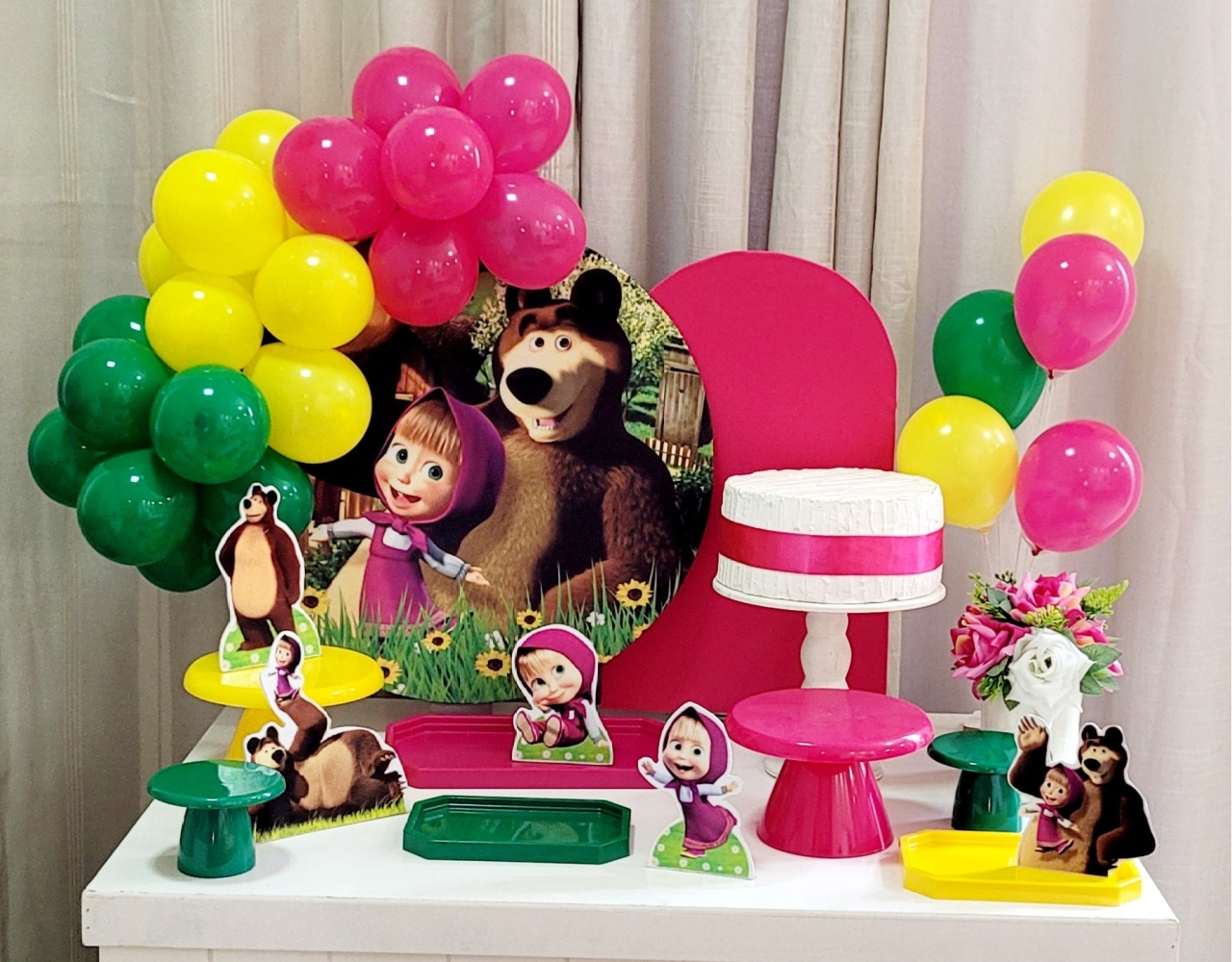 Kit de Mesa Plus Com Balão - Marsha E O Urso  - É Só Um Bolinho Locações 