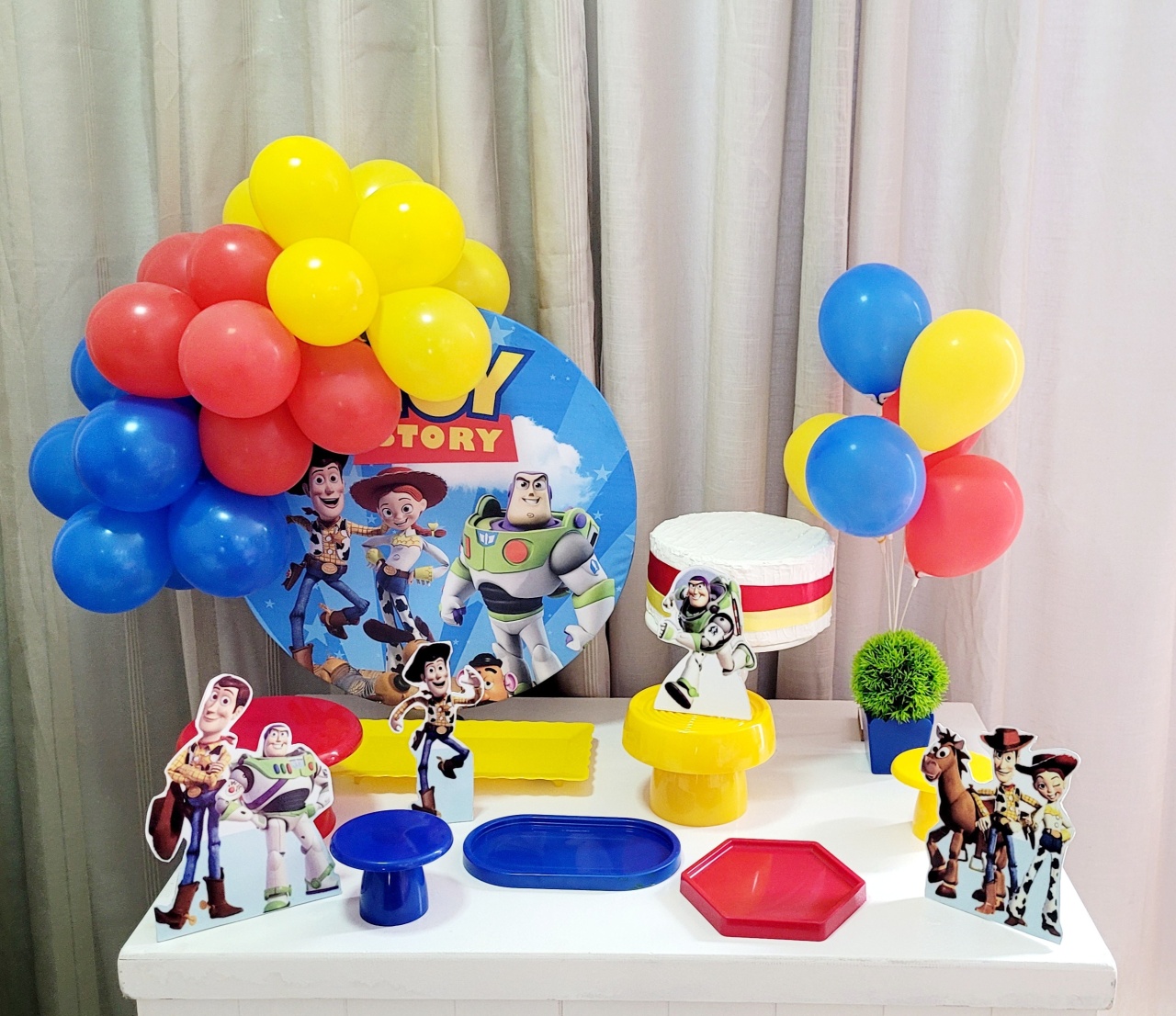 Kit Mesa Com Balão -  Toy Story - É Só Um Bolinho Locações 