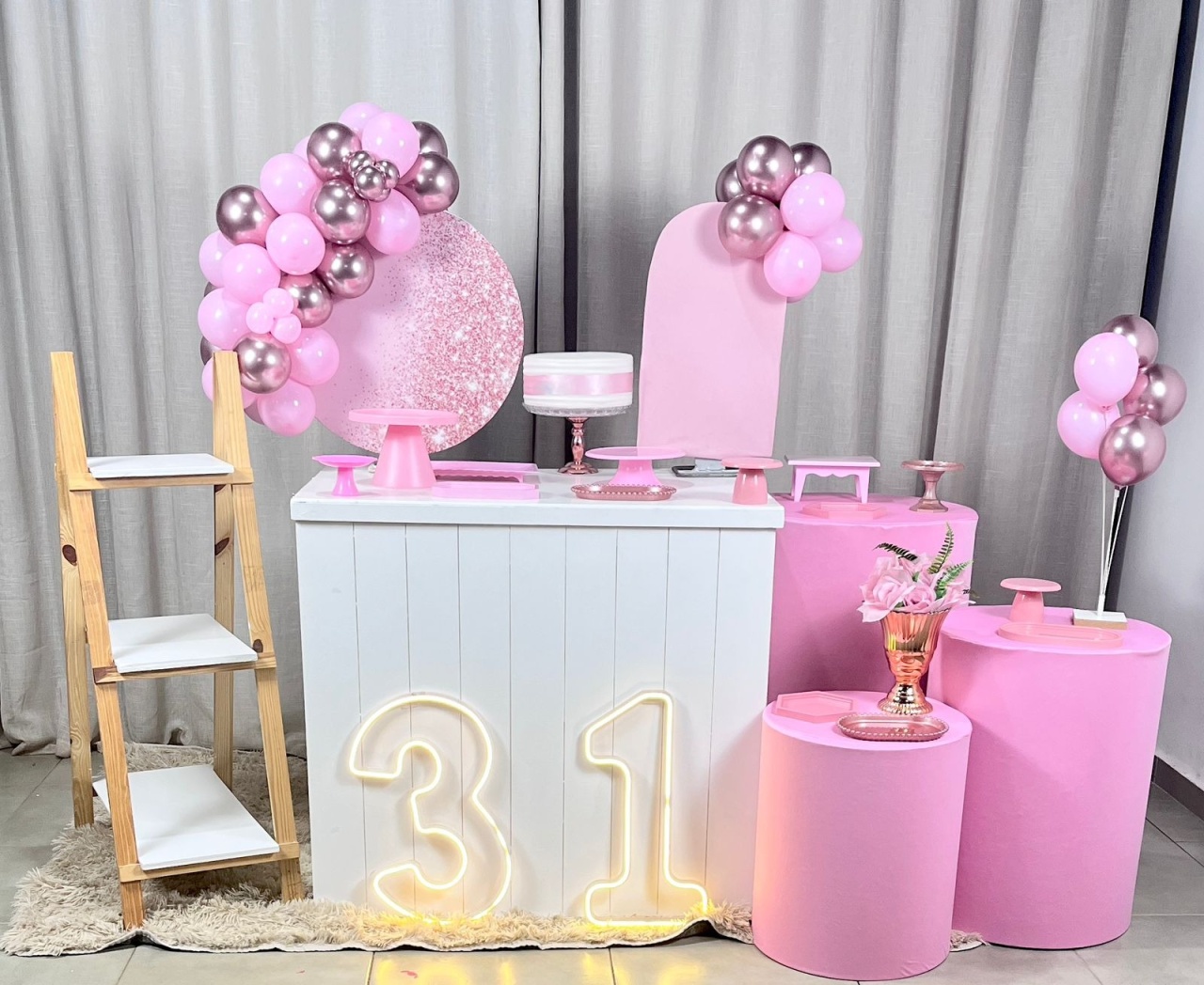 Kit Mini Festa Premium Com Led - Degrade Rose  - É Só Um Bolinho Locações 