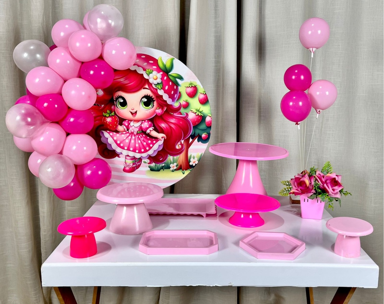 Kit Mesa Com Balão -  Moranguinho Ia  - É Só Um Bolinho Locações 