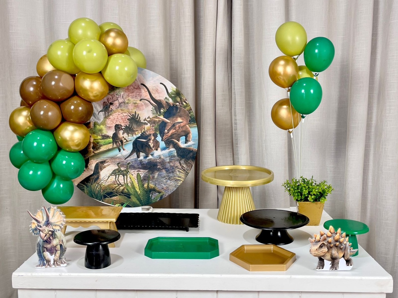 Kit Mesa Com Balão -  Dinossauro Rex - É Só Um Bolinho Locações 