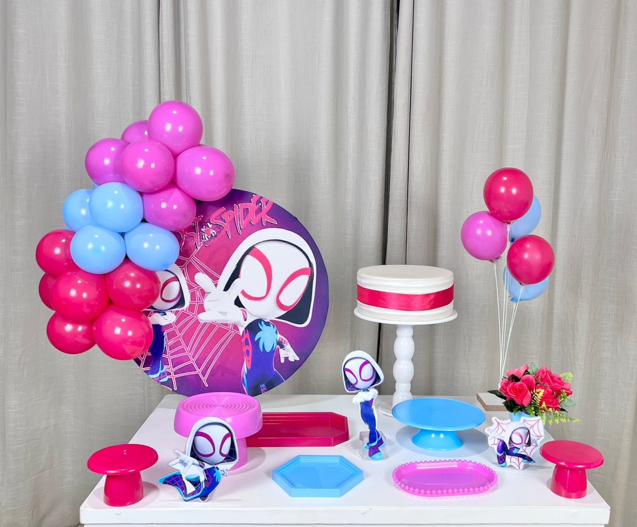 Kit Mesa Com Balão -  Mulher Aranha  - É Só Um Bolinho Locações 