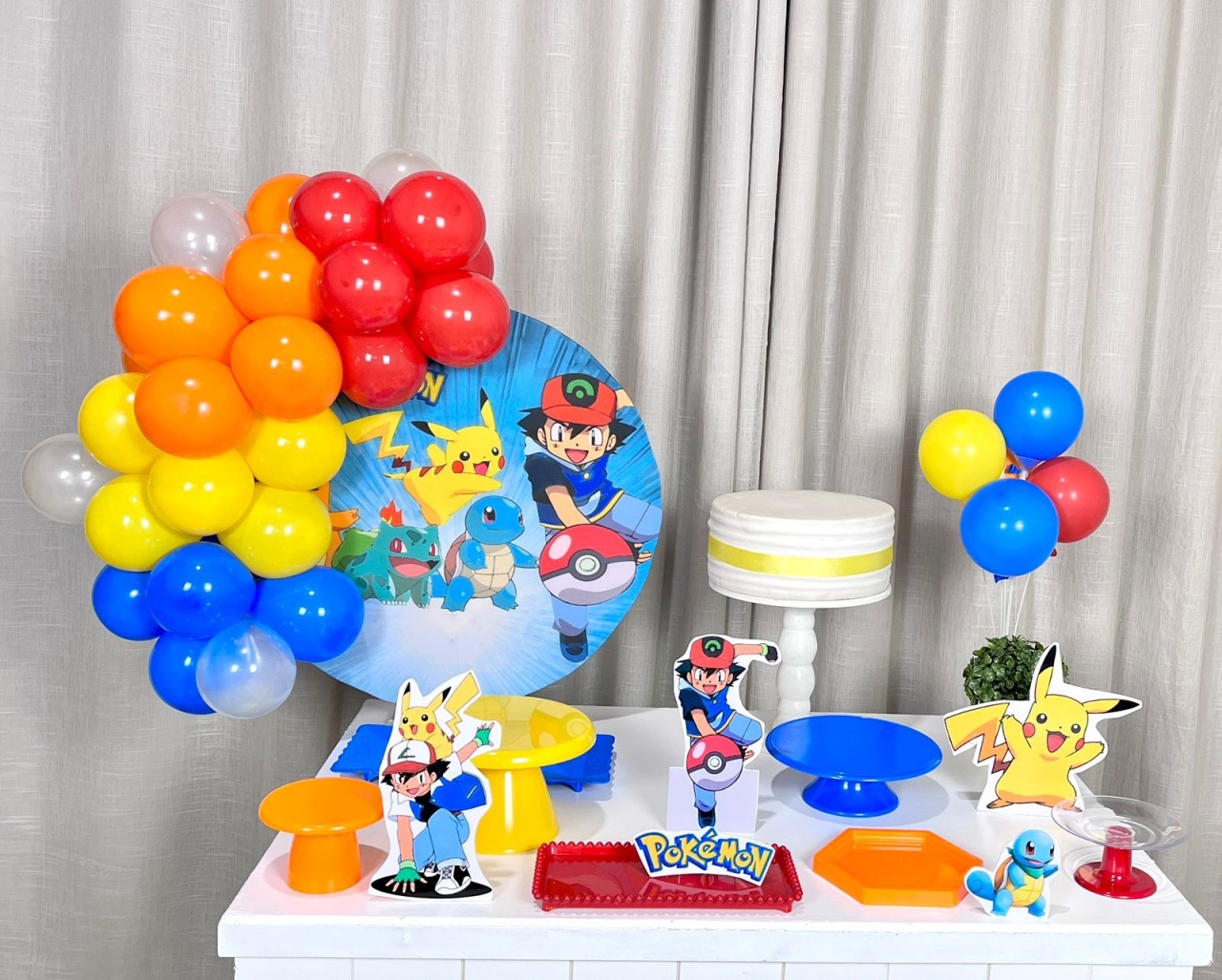 Kit Mesa Com Balão -  Pokemon  - É Só Um Bolinho Locações 