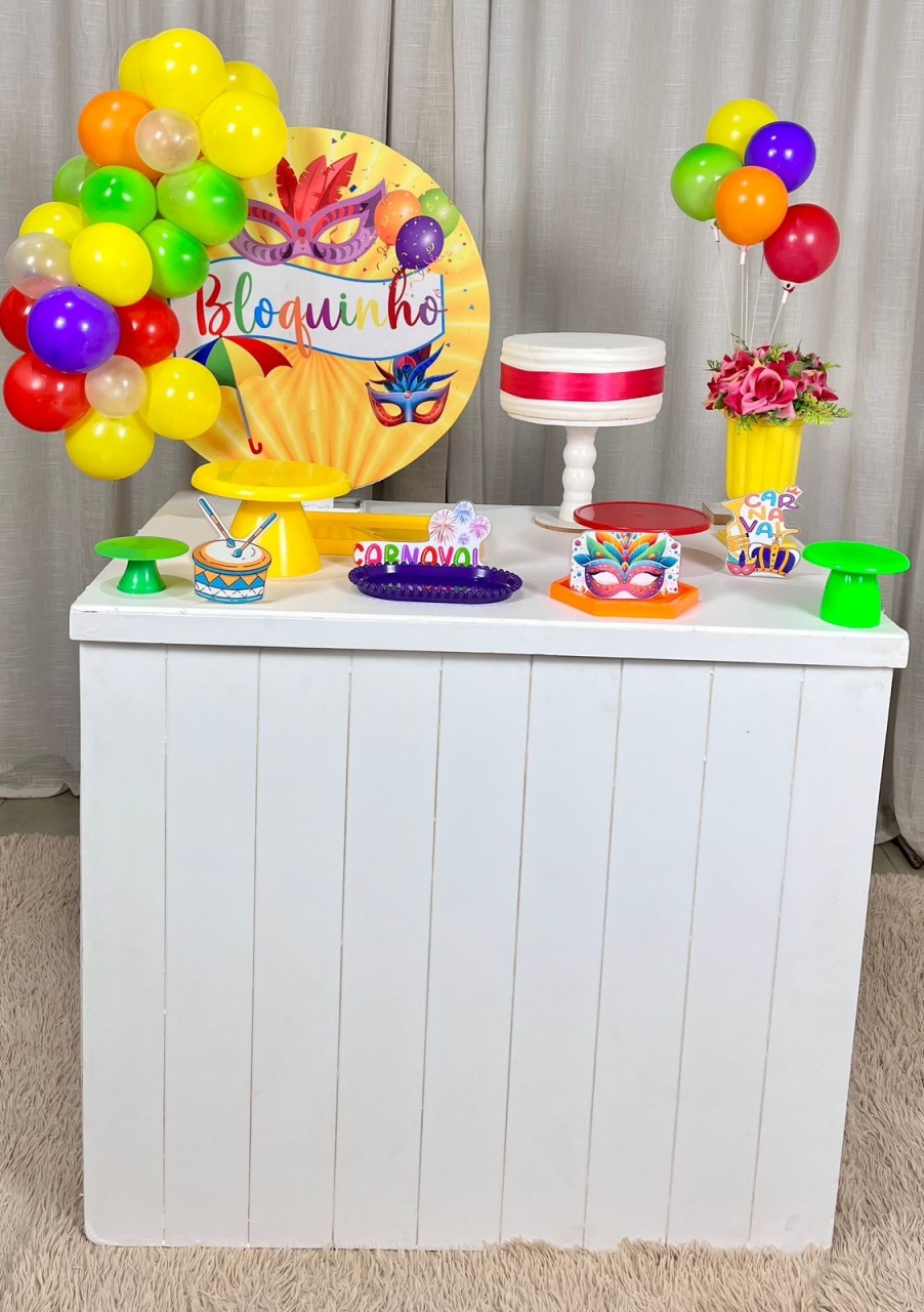 Kit Composto Com Balão - Carnaval  - É Só Um Bolinho Locações 