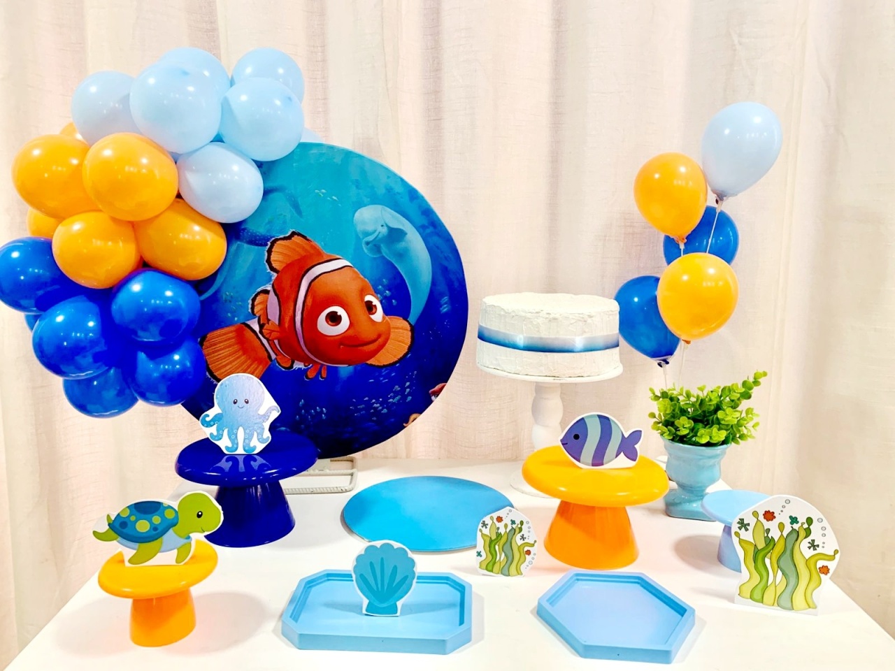 Kit Mesa Com Balão -  Nemo - É Só Um Bolinho Locações 
