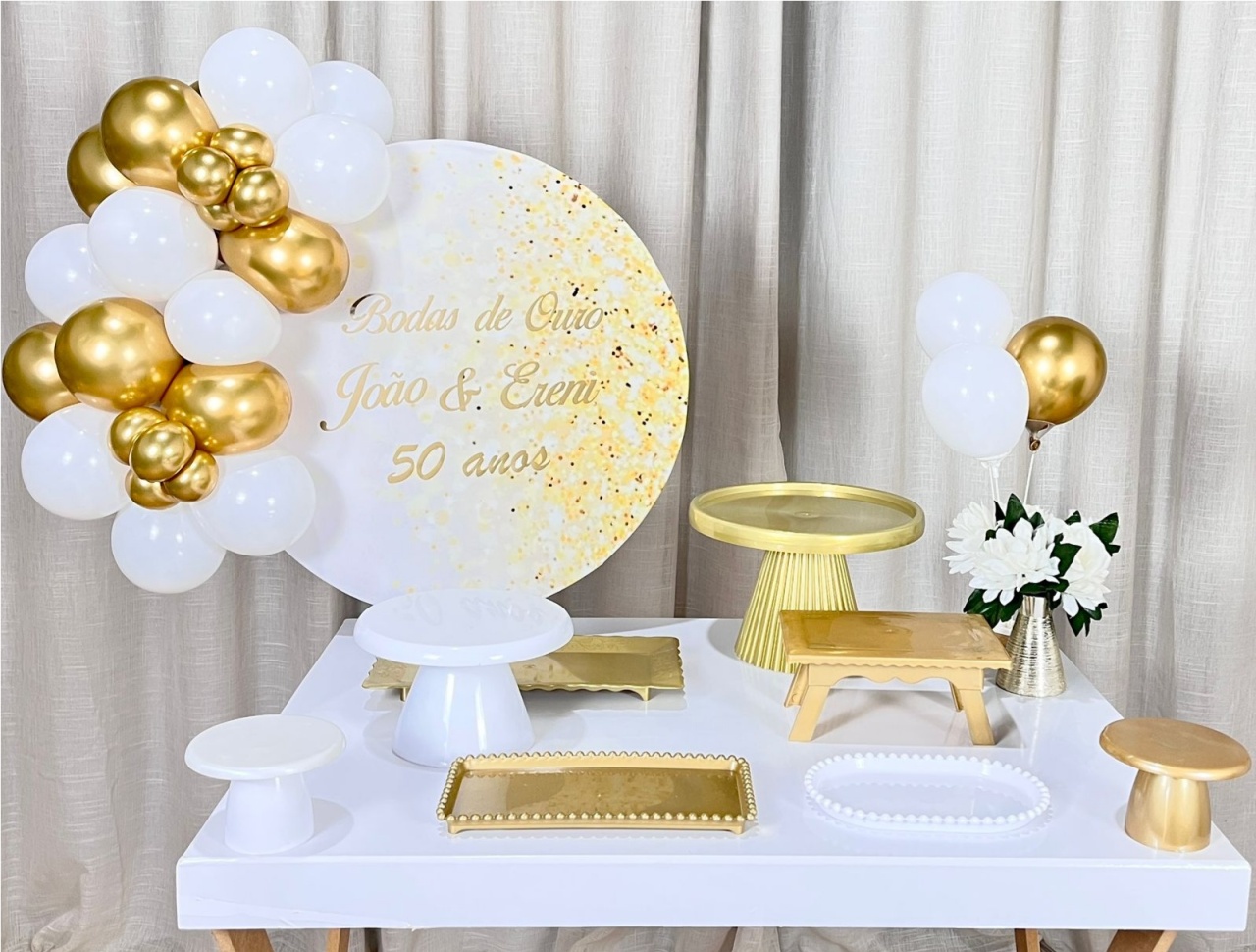 Kit Mesa Com Balão -Degrade Dourado Personalizad0 + Balões Metalizados - É Só Um Bolinho Locações 