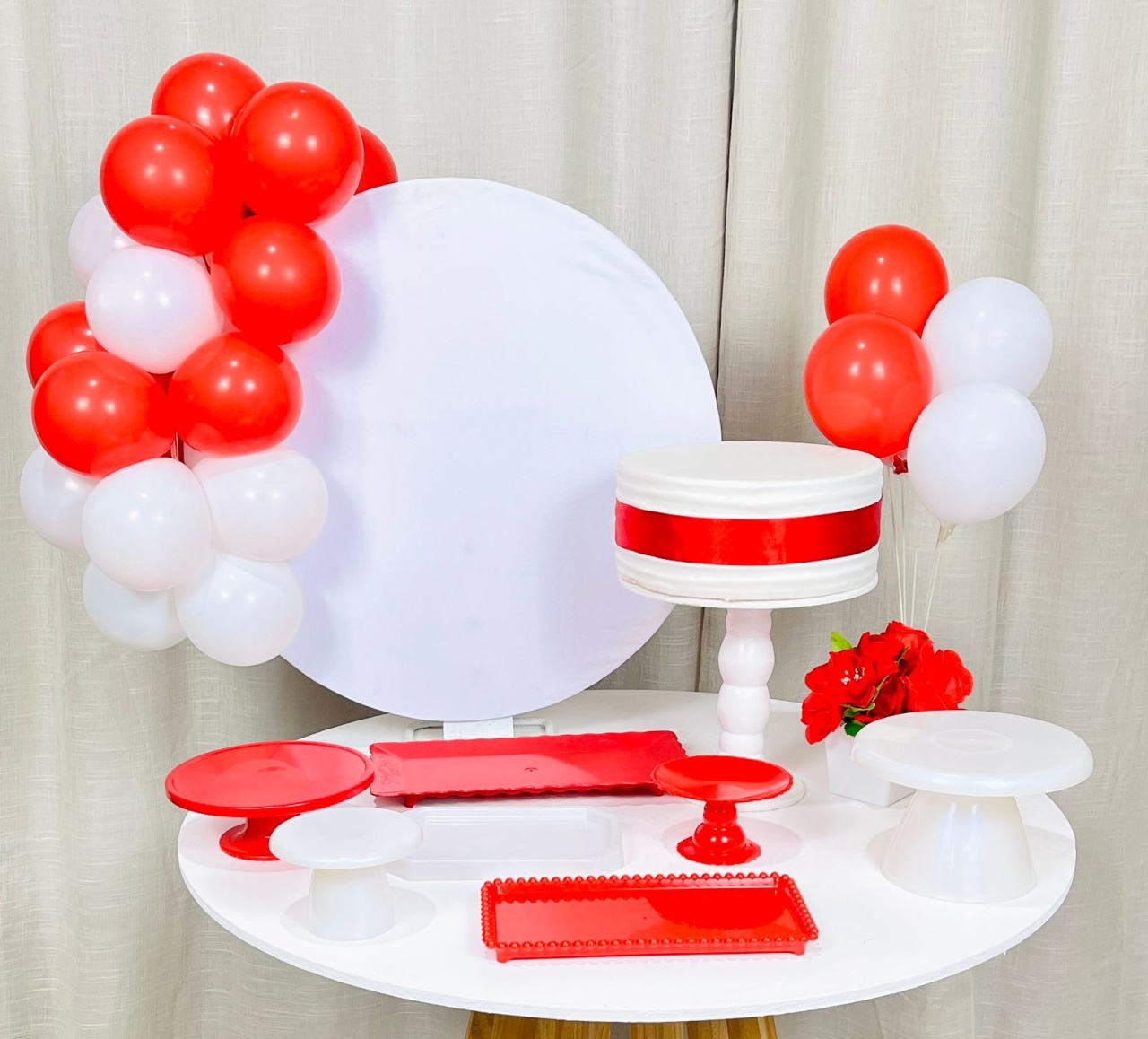 Kit Mesa Com Balão - Liso Branco  - É Só Um Bolinho Locações 