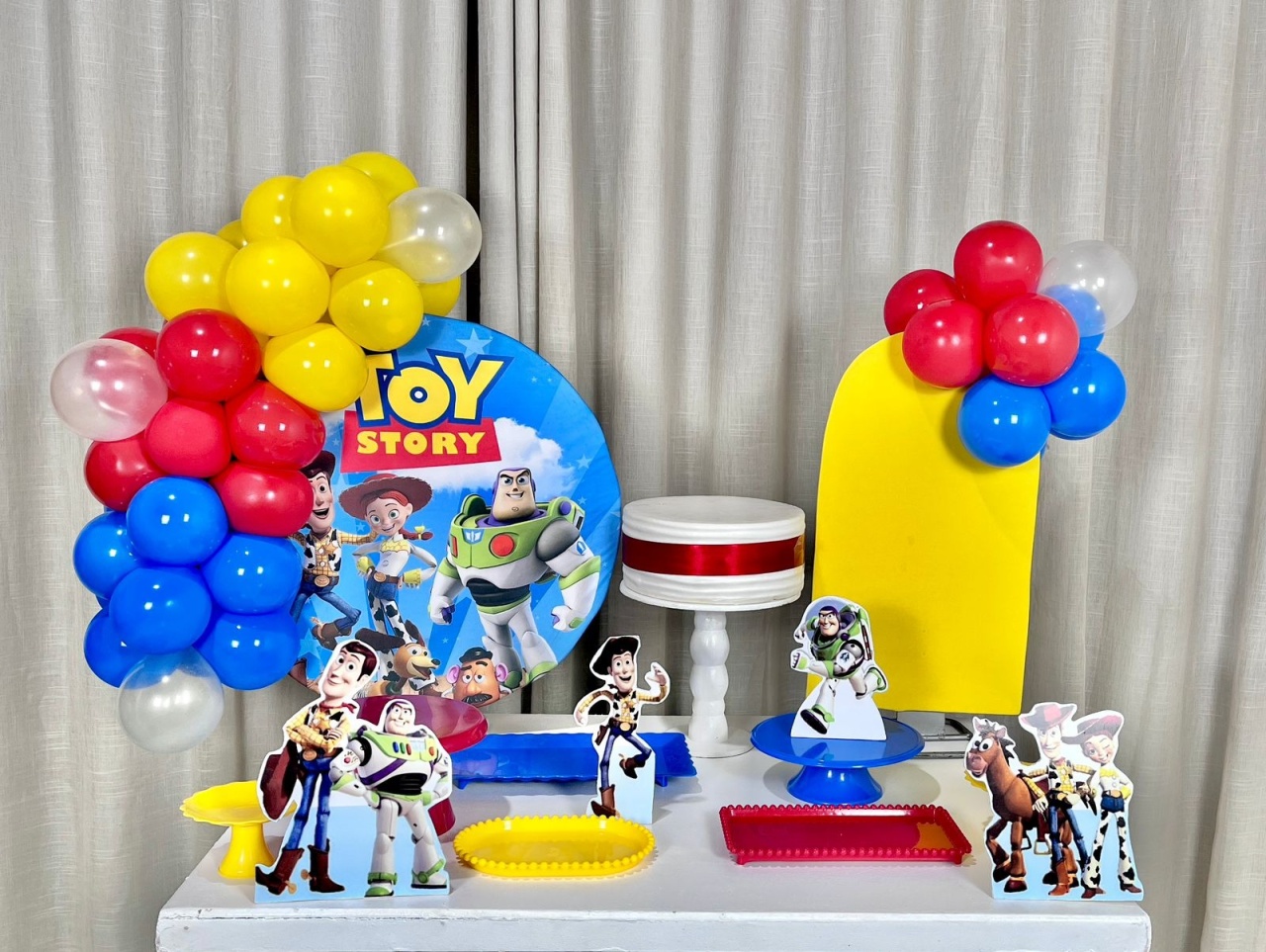 Kit Mesa Premium Com Balão - Toy Story  - É Só Um Bolinho Locações 