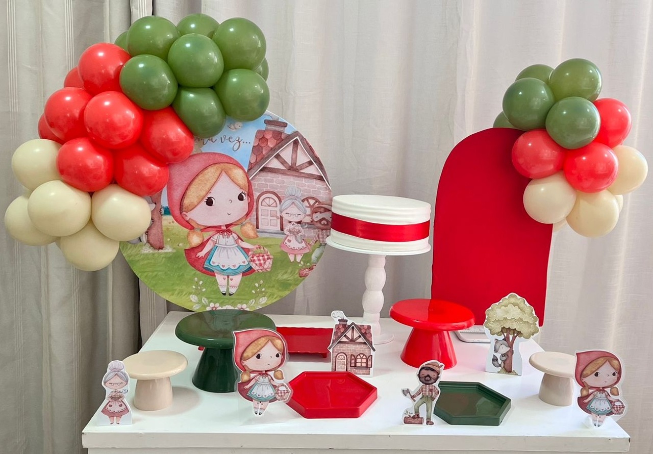 Kit Mesa Premium Com Balão - Chápeuzinho Vermelho Loira  - É Só Um Bolinho Locações 