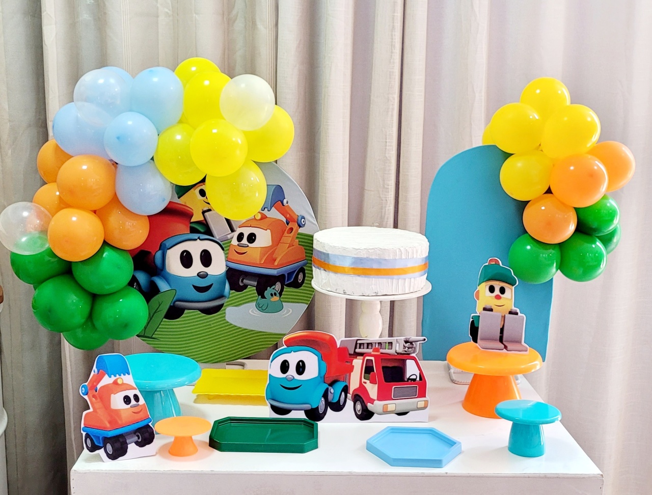 Kit Mesa Premium Com Balão - Leo Caminhão  - É Só Um Bolinho Locações 
