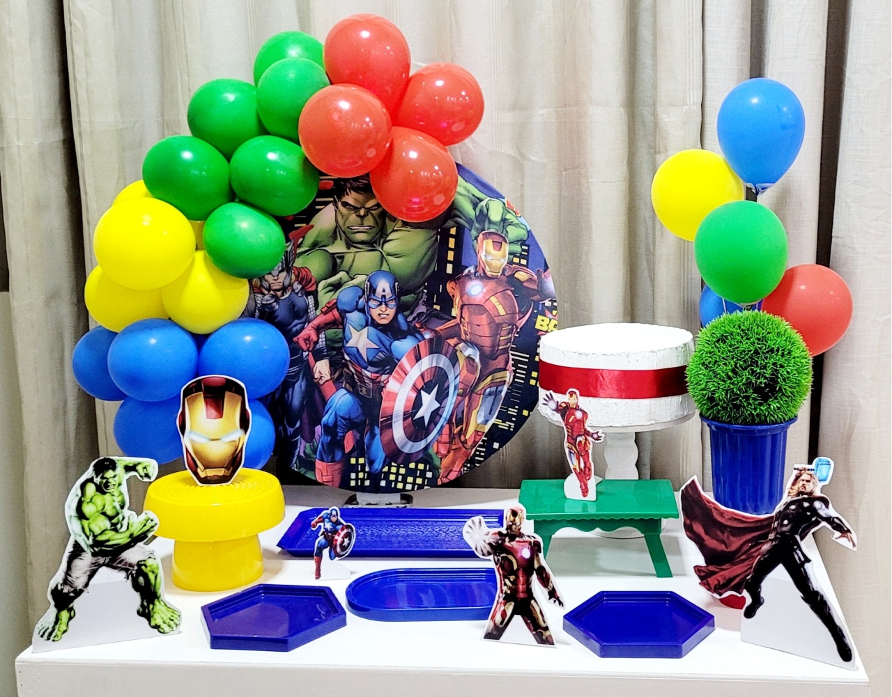 Kit Mesa Com Balão -  Vingadores 2 - É Só Um Bolinho Locações 