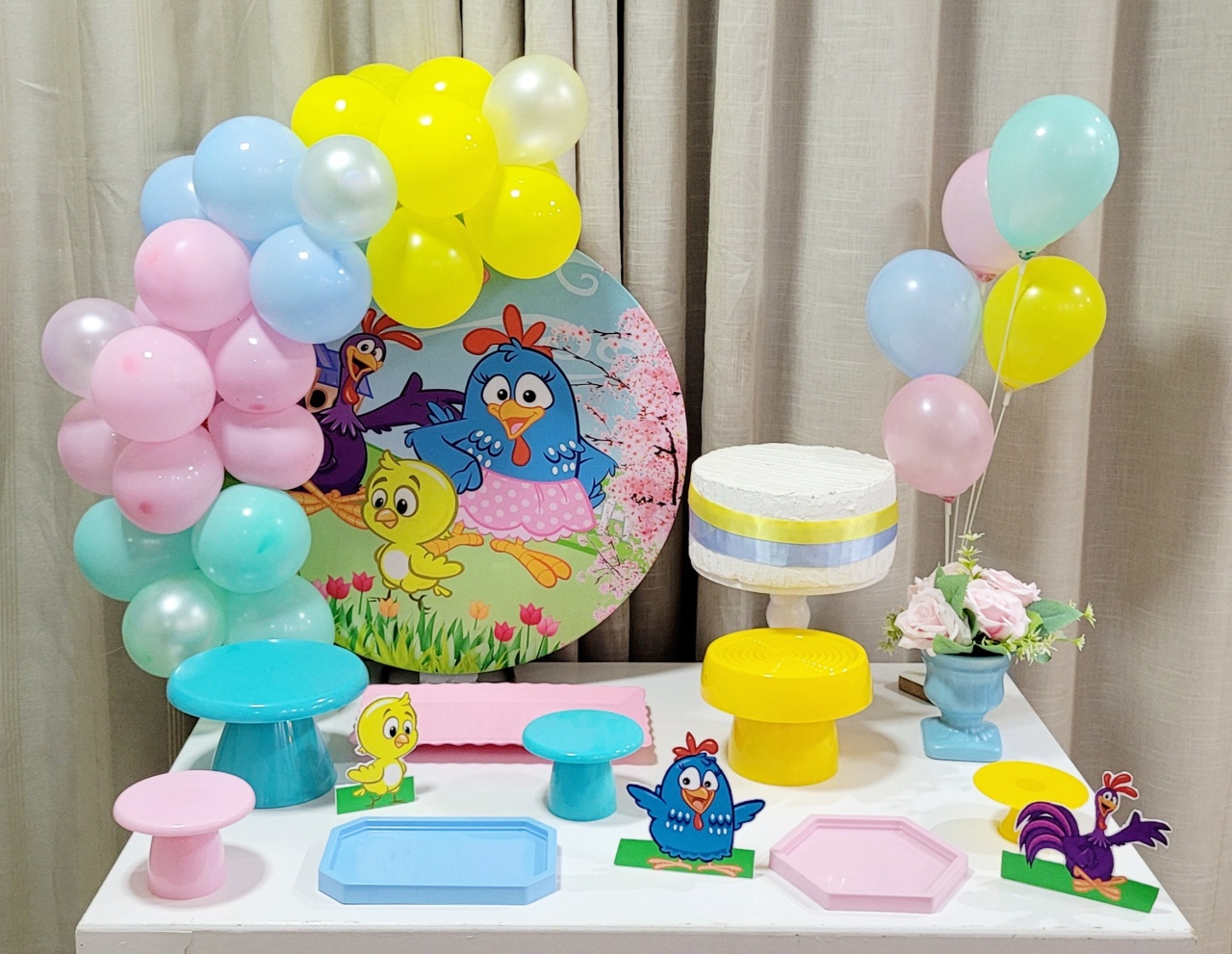 Kit Mesa Com Balão -  Galinha Pintadinha Feminno - É Só Um Bolinho Locações 