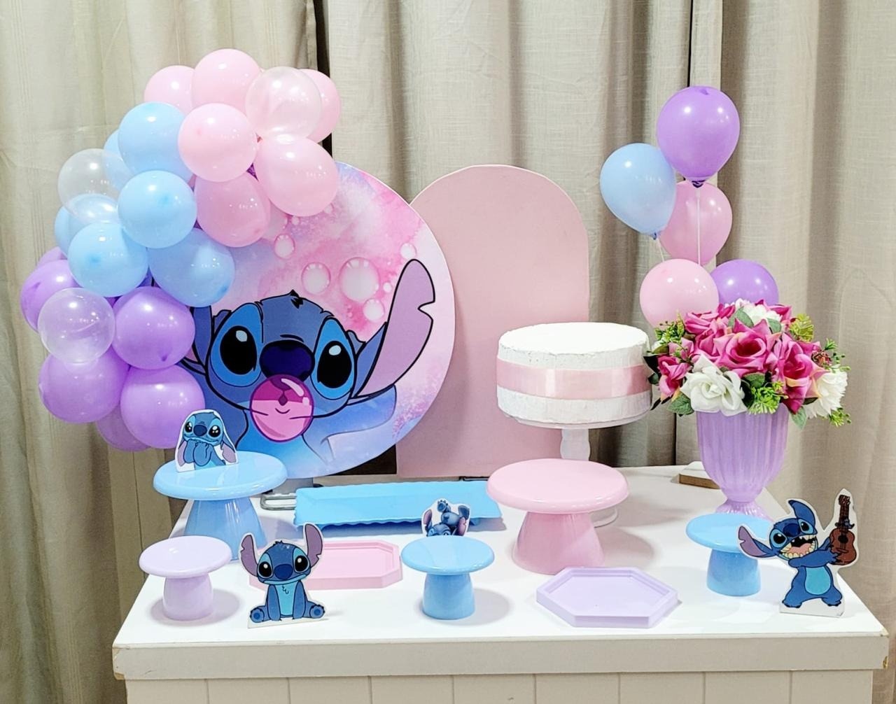 Kit de Mesa Plus Com Balão - Stitch  - É Só Um Bolinho Locações 