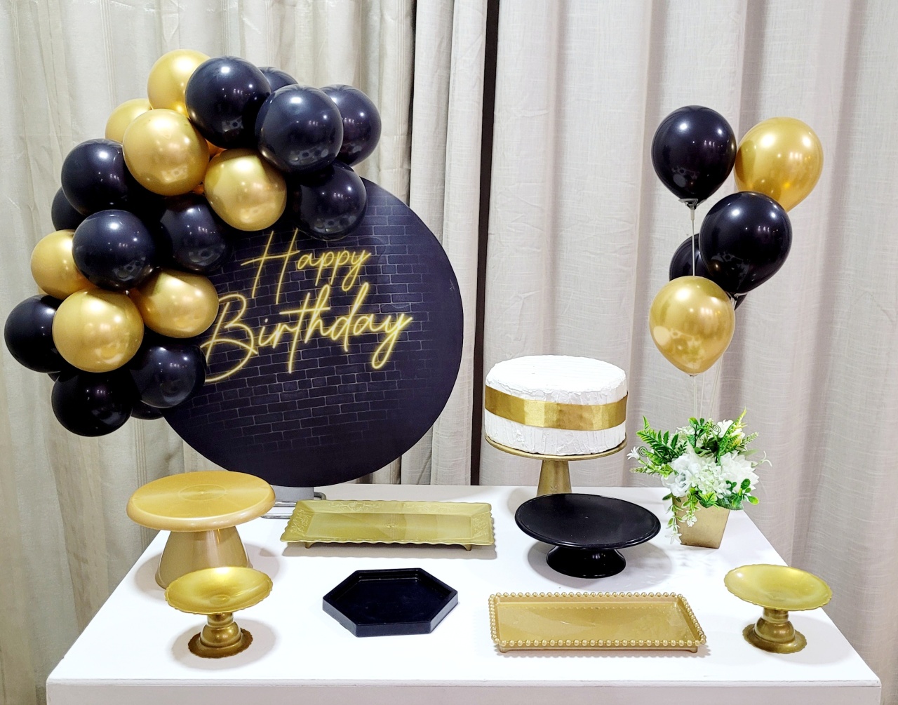 Kit Mesa Com Balão - Happy Birthday 3 - É Só Um Bolinho Locações 