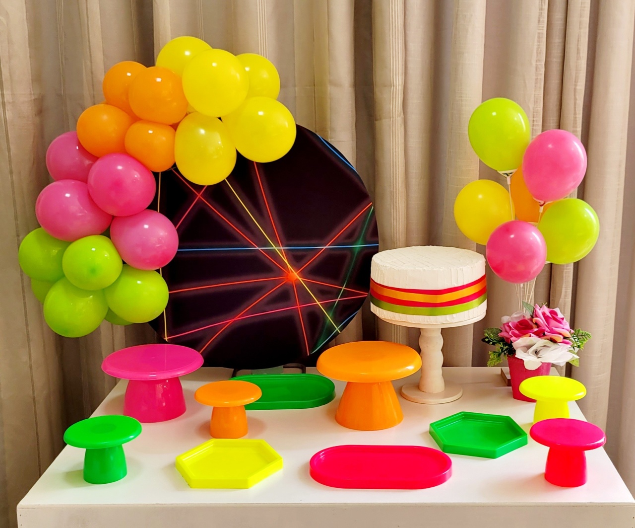 Kit Mesa Com Balão -  Neon - É Só Um Bolinho Locações 