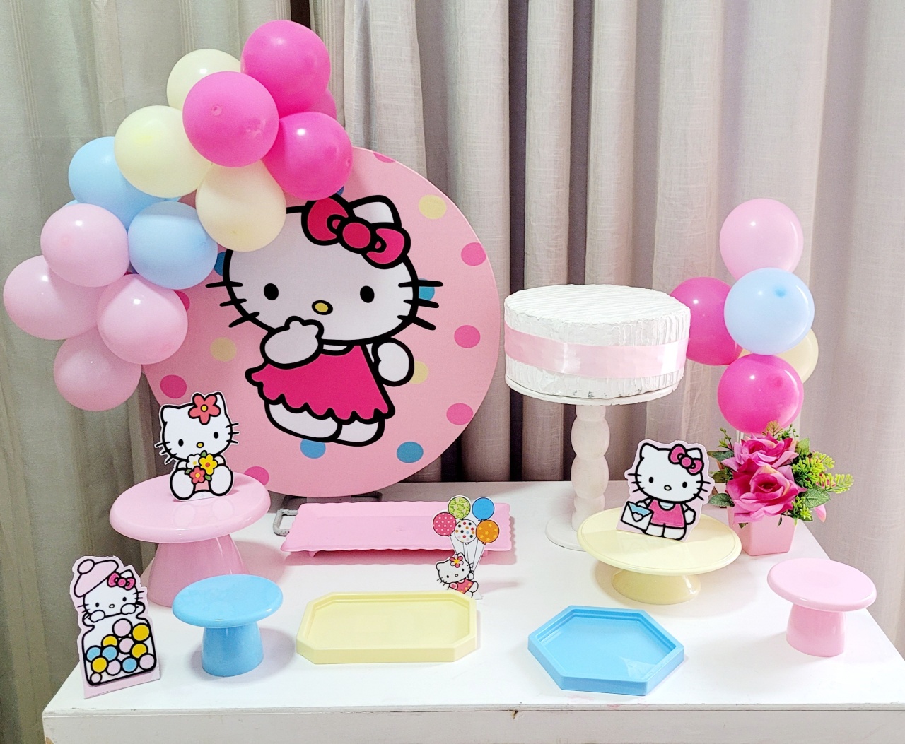 Kit Mesa Com Balão - Hello Kitty - É Só Um Bolinho Locações 