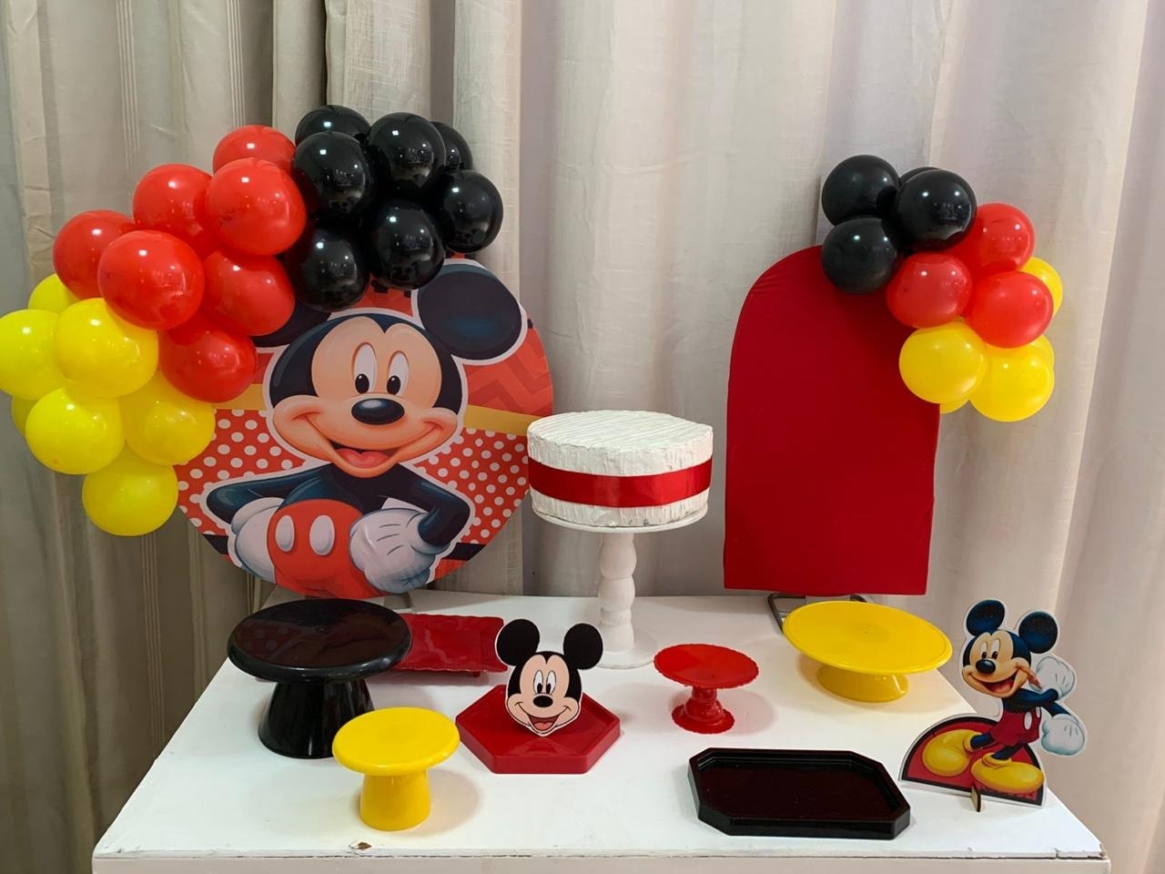 Kit Mesa Premium Com Balão - Mickey 2 - É Só Um Bolinho Locações 