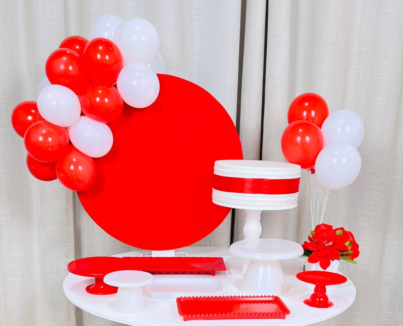Kit Mesa Com Balão - Liso Vermelho - É Só Um Bolinho Locações 
