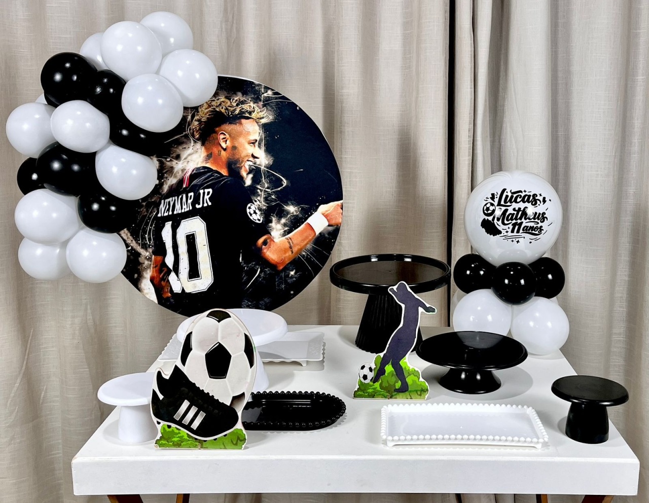Kit Mesa Box de Balão - Neymar - É Só Um Bolinho Locações 