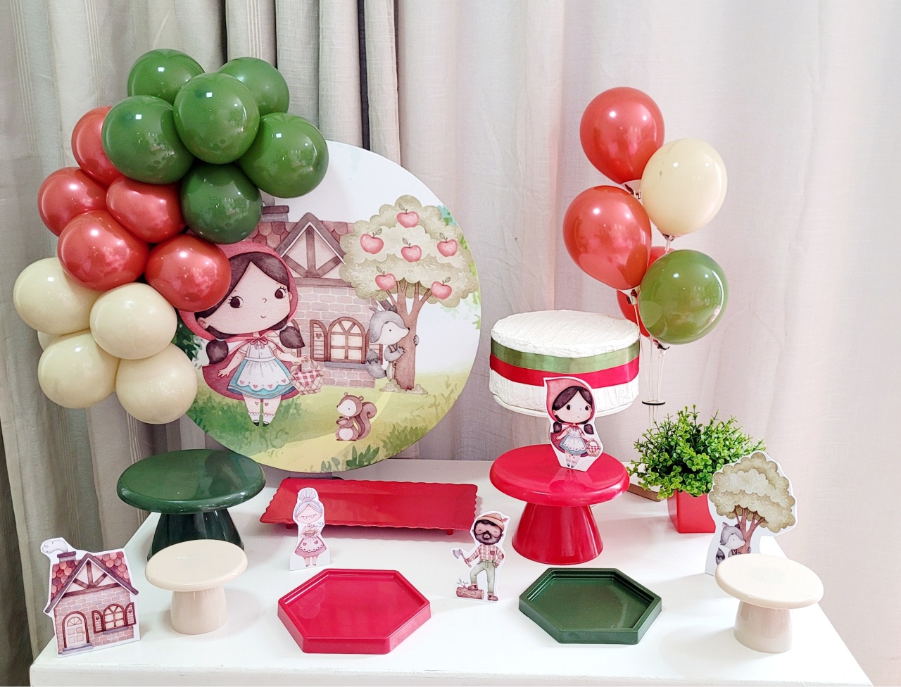 Kit Mesa Com Chápeuzinho Vermelho Aquarelado - É Só Um Bolinho Locações 
