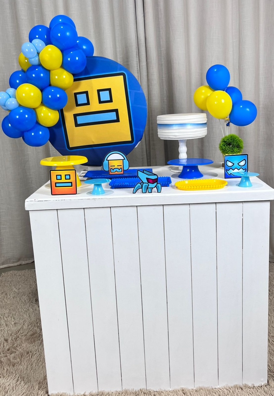 Kit Composto Com Balão - Geometri - É Só Um Bolinho Locações 