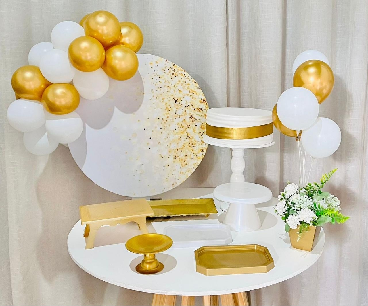 Kit Mesa Com Balão - Degrade Dourado - É Só Um Bolinho Locações 
