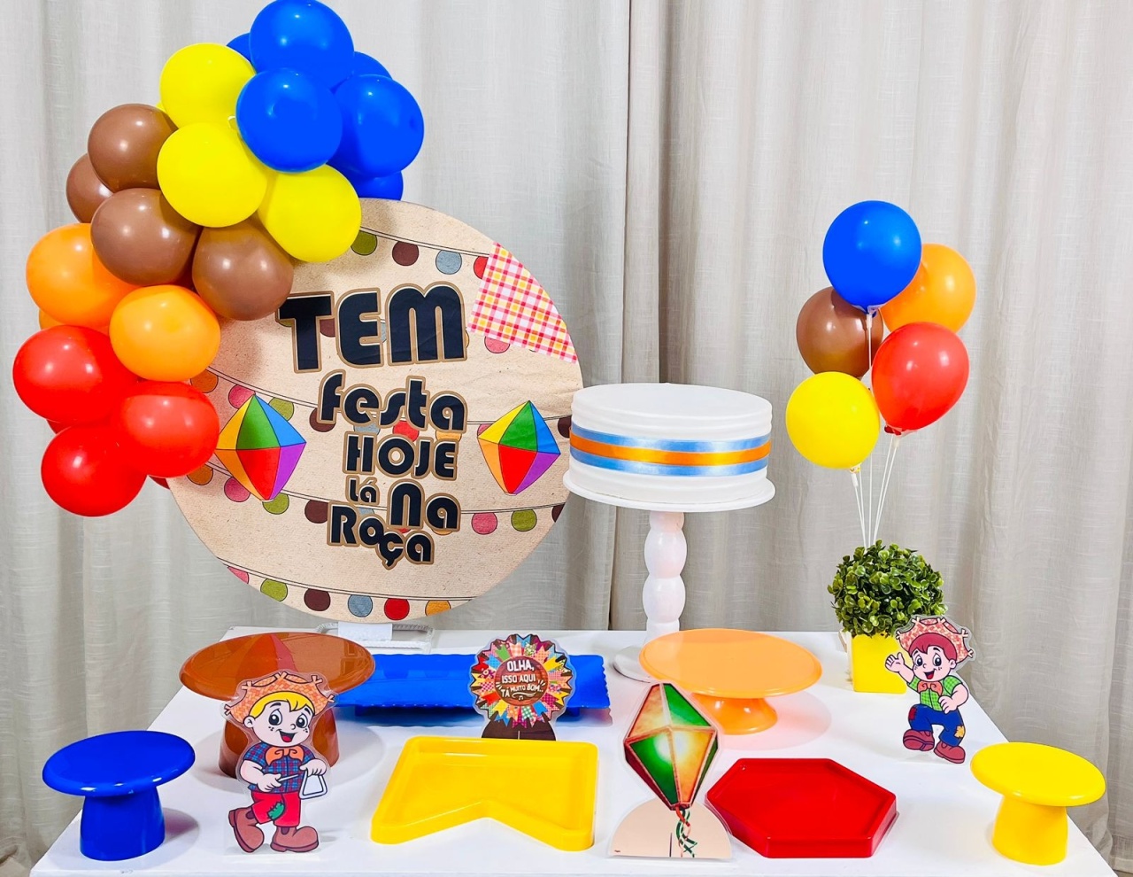 Kit Mesa Com Balão -  Festa Junina 5 - É Só Um Bolinho Locações 
